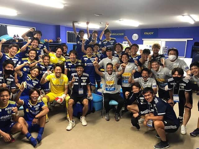 橋本英郎のインスタグラム：「【連勝】 前の投稿とほぼ一緒。  でも今回はメンバー外も一緒に写真撮影。  それぞれが戦う役割。  悔しさもあるはずだけど、それを乗り越える強さがサブメンバー含め必要。  みんなでいい競争を！  また笑顔満開写真をみんなで！！  #fc今治  #橋本英郎  #まだまだ出来る  #もっと出来る  #酒本憲幸  #からのアドバイス  #自分を試す  #挑戦」