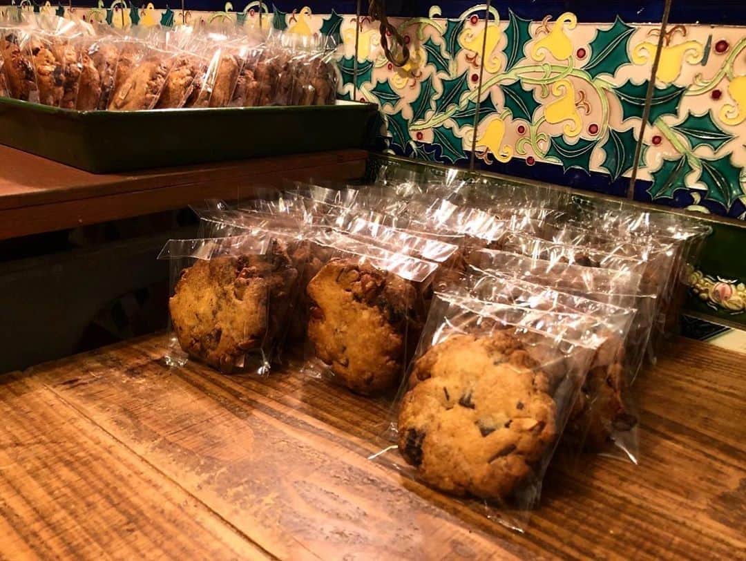 CHIPPRUSONのインスタグラム：「ベジサラ舎さんに、チョコチャンククッキー、いちごジャム、ピスタチオバターを納品しました🍪🍓🌱  明日の火曜日10時からの販売となります。気温が高いので、保冷バッグや保冷剤をご持参いただければ幸いです。ベジサラ舎さんの美味しい無農薬野菜、イートインしてかき氷🍧で休憩するのもオススメです♩よろしくお願いいたします🙏  @vejisara.sha」