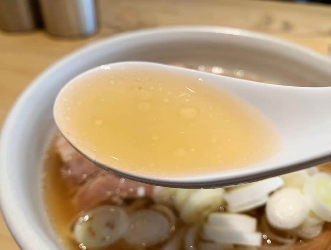 SUSURUさんのインスタグラム写真 - (SUSURUInstagram)「人類みな麺類 東京本店@恵比寿 macro  ※本日夜18:00〜オープン！ 25日まで、オープニングキャンペーンで毎日100食限定で無料提供します。太っ腹🎁  大阪の超行列店が満を辞して東京へ出店するということで、試食会へ呼んでいただきました🎉 人気ナンバーワンの『macro』は魚と貝の優しくも深い旨味と淡口醤油を合わせた魚貝系ラーメン！ 香りの良い醤油の甘味を感じたと思えば貝出汁が押し寄せ、気づけば珍しく一人称が俺になってしまうくらい、虜になってしまう美味しいスープです🍥 そんなスープに合わせるのは店内の製麺機で打つ、全粒粉入りの自家製太麺。 ツルッとモチっと食感で、スープと程よく絡む美味しい麺です。 さらに！東京本店ではチャーシューがデフォルトで2枚乗ります。柔らかく大ぶりなチャーシューは食べ応えアリアリで、ついついイノセントワールドのサビを全部歌わせてしまいます🐷 大阪の超有名店の東京進出ということで今後の動向もしっかりとチェックしていきたいと思います👀 何はともあれ開店おめでとうございます🎊 ごっそれい！ （supported by ノビー）  #susuru_tv  #人類みな麺類東京本店 #人類みな麺類 #恵比寿 #東京 #macro #うまい  #ラーメン #らーめん #ramen #ラーメン部 #ramennoodles #毎日ラーメン生活 #麺スタグラム #japaneseramen #japanramen #foodstagram #foodie #noodles #instanoodle #instaramen #instafood #susururecommended #東京ラーメン #大阪ラーメン #恵比寿ラーメン」7月20日 14時58分 - susuru_tv