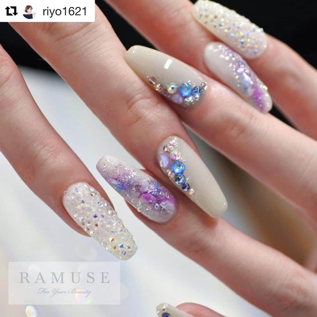 のインスタグラム：「#Repost @riyo1621 with @get_repost ・・・ 昨年のアートをシェル入りでアレンジ✨ . 前回ブルーベースの方にオススメカラーで 紹介したシアーグレーを使いました♡ ブルーやパープルとも相性抜群です！ @leafgel_premium #458ブルニアミスト  . . -------------------------- ご予約、詳細はこちら @ramuse.foryourbeauty ☎︎06-6136-8677 . 🌟LINE@でご予約受付中🌟 LINE ID 【@bca6832z】 @マークも入れて検索！ -------------------------- . . #RAMUSEForYourBeauty#nail#nails#gelnail#ネイル#ジェルネイル#ネイルサロン　#青　#大阪ネイルサロン#젤네일#美甲#ブルーネイル #夜空ネイル#青ネイル #スワロフスキーネイル　#キラキラネイル #japanesenailart#セルフネイル#リーフジェルプレミアム#2020夏婚 #ネイルデザイン #大人ネイル #ネイビーネイル #ブルーネイル #スワロフスキークリスタル#swarovskicrystals #pixienails　#bluenails　ピクシーエッジ　#ピクシーネイル」