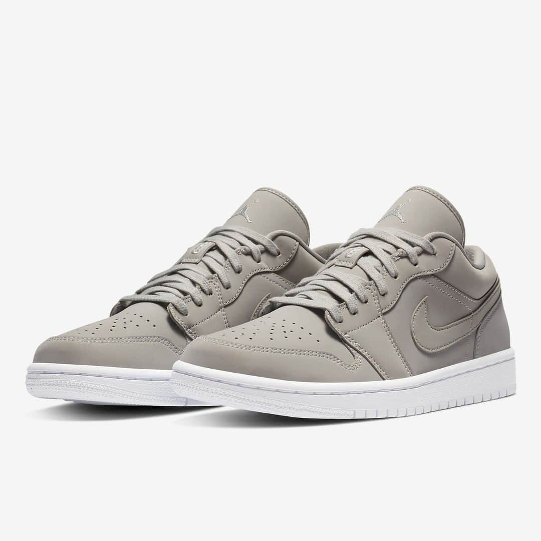 Sneaker Newsさんのインスタグラム写真 - (Sneaker NewsInstagram)「The Air Jordan 1 Low time-warps to early-mid 2010s NikeLab looks with tonal uppers in muted colors. Link in bio for a look at this women's "Grey Fog" release.」7月20日 15時00分 - sneakernews