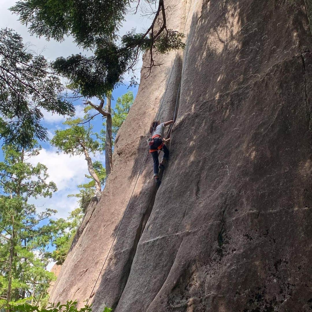 田嶋あいかさんのインスタグラム写真 - (田嶋あいかInstagram)「中学生(？)ぶりに岩に挟まってきました🧗‍♂️﻿ ﻿ 今回はトップロープでしたが、クラックならではの緊張感を感じられて最高に楽しかったです！﻿ ﻿ 一面緑の絶景にも癒されました🤤﻿ ﻿ 一緒に行ってくれた皆さま、ありがとうございました🙇﻿ ﻿ #ロックバランシングも極めたい﻿ ﻿ @mammut_japan ﻿ @unparallelup ﻿ @rockmasterhq ﻿ @organicclimbing」7月20日 15時08分 - tajimaaika