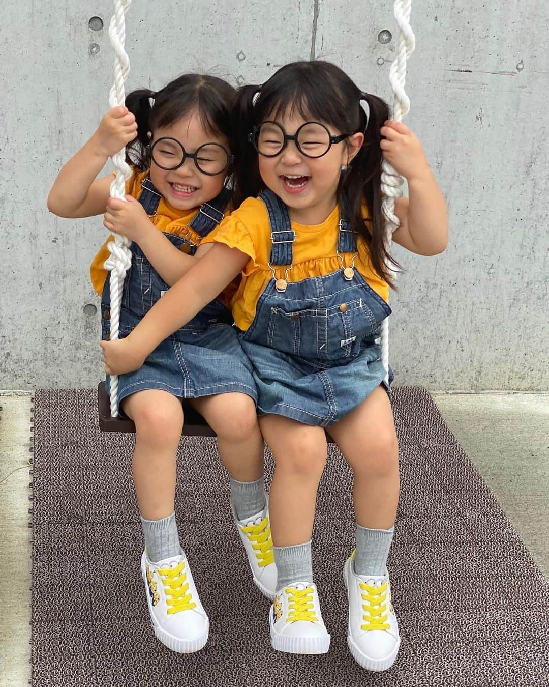 おとすずさんのインスタグラム写真 - (おとすずInstagram)「. ファッションテーマはミニオンズ👧👧 . さすがにゴーグルは持ってないから 家にあるオモチャのメガネで代用 . そしたら この姿を見た夫が 「お！アラレちゃんか〜！」て… . 世代だね🙃 . . @hm_kids ミニオンズとコラボしたスニーカー🍌  この靴だと何故か一人で脱ぎ履きしやすいみたいで かなりお気に入り🙆‍♀️ . . #二卵性双生児#双子#双子姉妹#3歳6ヶ月#HMxミニオンズ #HMキッズ #HMKids #ad #ミニオンズ」7月20日 15時17分 - otosuzu