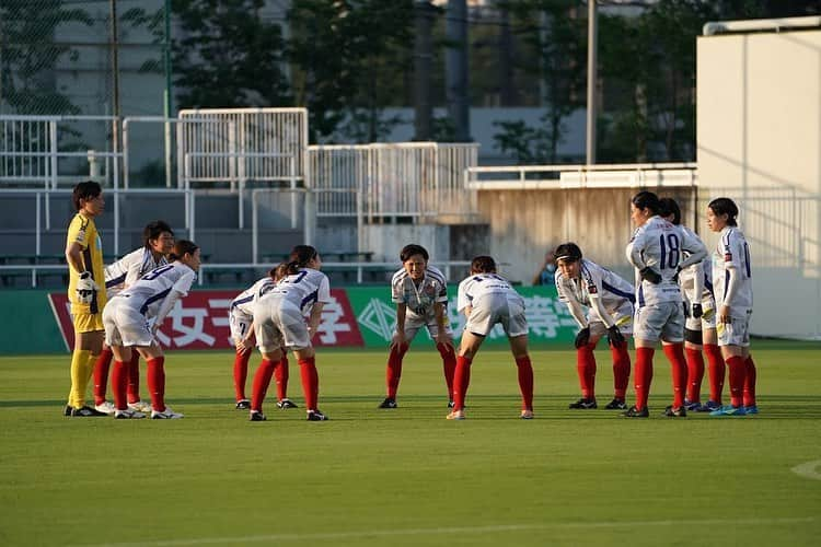 田中萌のインスタグラム：「なでしこリーグ開幕戦✨0-1 昨日はたくさんの応援や応援メッセージありがとうございました！！🙇‍♀️ 悔しい敗戦でした。 切り替えて今週末に向けて練習がんばります！！！  そして、そして、、、、 みはるさん㊗️100試合 ひらた㊗️150試合 すごいなあ〜〜😳 おめでとうです（≧∇≦）  #ノジマステラ神奈川相模原  #なでしこリーグ #100試合#150試合 #まだまだ程遠い😂」