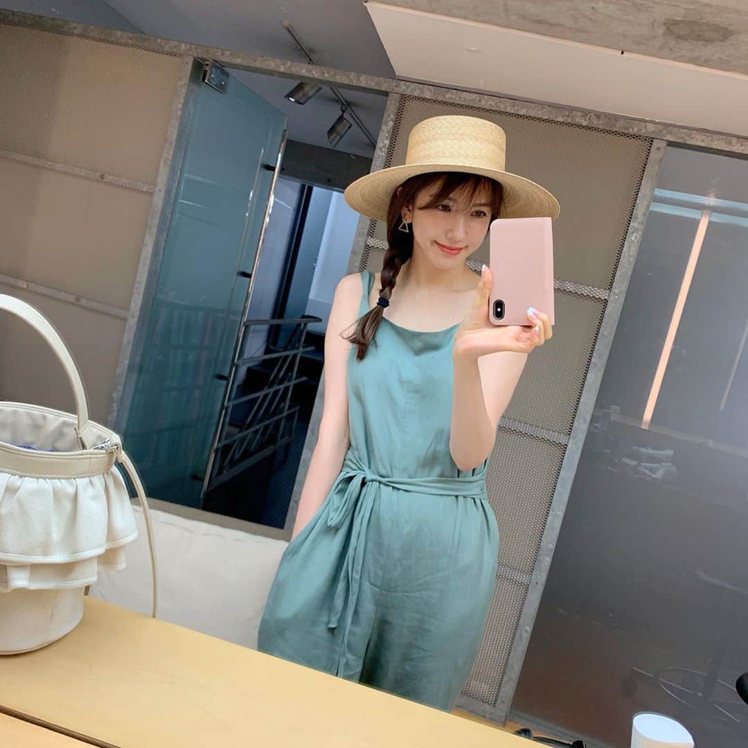 美香さんのインスタグラム写真 - (美香Instagram)「今日は @be_story_official の撮影でした！ 朝 目が覚めたら眩しいぐらいの快晴☀️ 嬉しくて 先日BEAMSで一目惚れしたshinonagumoの帽子でスタジオへ👒！ カジュアルすぎなくて とっても気に入ってます🙈 （リボンの顎紐付き❤︎） 三つ編みで帰りました♡ 早く梅雨明けしないかなぁ☺︎ #shinonagumo」7月20日 15時25分 - mikaofficial99