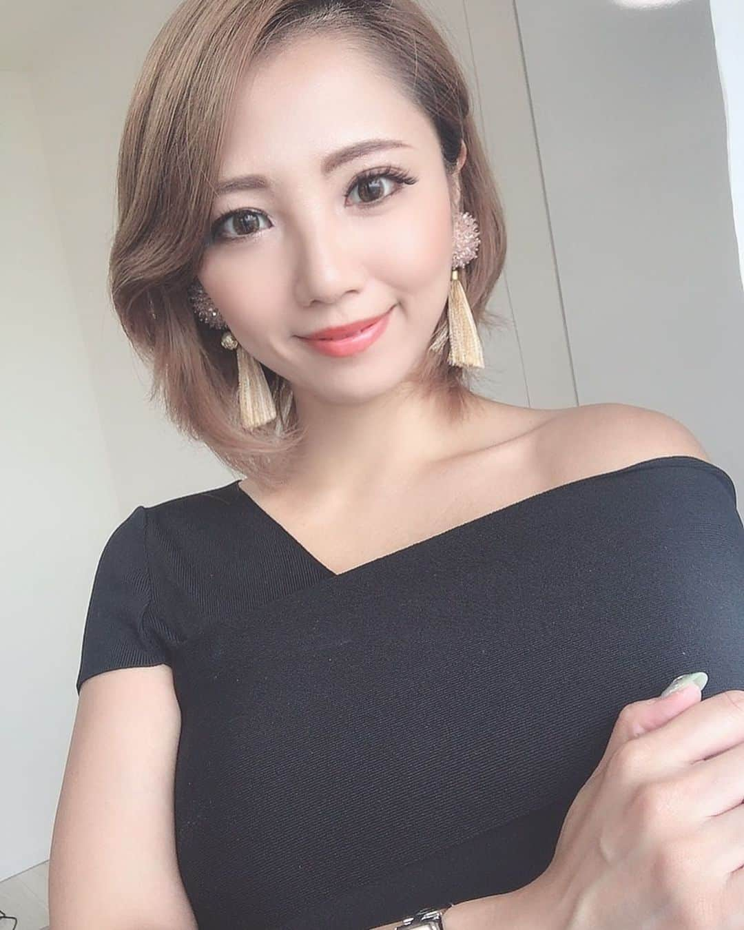 植松真弓のインスタグラム：「女性が自立するための講座﻿ 　﻿ 昨日はclosedで募集して﻿ 自立するための講座を開催しました✨﻿ ﻿ 　﻿ 自立するために必要なコンテンツとして﻿ ☑️自立のマインドセット﻿ ☑️メイクレッスン（美意識の部分）﻿ ☑️SNSを活用した起業について﻿ 　﻿ 　﻿ 5時間を予定してたのですが﻿ なんと7時間もかかってしまったw﻿ 始まると妥協できないタイプ！﻿ 　﻿ ﻿ 私も疲れたけど参加してくれた﻿ 皆んなもお疲れ様でした💞﻿ ﻿ ﻿ 経済的、精神的に自立をすると﻿ 本当に女性の人生はさらに輝く！　﻿ それに必要な要素を詰め込んで﻿ コンテンツを作成しました。﻿ ﻿ ﻿ でももっとバージョンアップしたい✨﻿ そして1人でも多くの自立して﻿ 人生を楽しめる女性を増やしたい！　﻿ ﻿ ﻿ メイクはなんで入ってるのか？﻿ というと、やっぱり女性は特に﻿ 見た目は大事だと思います。　﻿ 　﻿ 　﻿ 見た目に自信が出ると﻿ やっぱり目力も意思もかわる﻿ 稼げてる人はやっぱり男女問わず﻿ こ綺麗にしている人が多い！　﻿ ﻿ ﻿ みんなのbefore afterを﻿ upしておくので見てみてね💞﻿ ﻿ 　﻿ みんな自分の素材を最大限﻿ 活かして美しくなってね✨﻿ ﻿ ﻿ #美容 #スキンケア #美容好き #コスメ ﻿ #美容情報#アラフォーコーデ#美容#起業女子#セレクトショップ#ルルエトワール#ファッション#おしゃれワンピ#リゾートワンピ#女性経営者#起業家#インフルエンサー#アンチエイジング#綺麗になりたい#独立#起業女子#起業したい#sns起業#インスタグラム講座#集客講座#メイクレッスン#メイクやりかた#SNS#集客#勝どき﻿ ﻿ ﻿ https://luluetoile.thebase.in/」