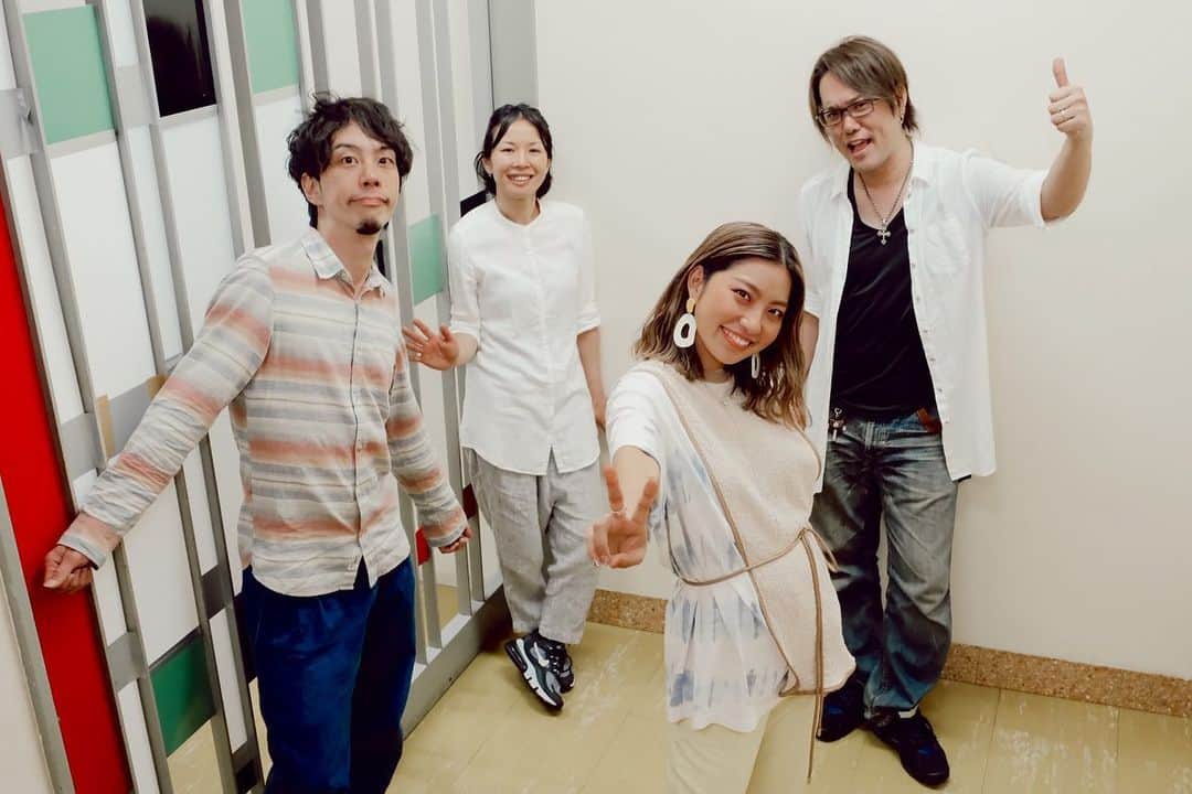 のインスタグラム：「🧡💛❤️🤎 生の音楽が生み出すエネルギー、それを受け取った時に感じる感動を数値化することが出来るなら、昨日の数値はメモリが振り切れるくらいだっただろうな！！！！🤟🏽⚡️☄️🌈🌟 テクニカルな演奏に加えて、最高の声のハーモニーを響かせてくれたメンバーに盛大な拍手を！！！！👏👏👏👏👏👏👏👏👏👏👏👏 (左から) guitar、飯塚直斗！ bass、岩崎なおみ！ drums、菊嶋亮一！ #Rihwa #live #band #member #love #country #rock #pop #rihwacountry  #harmony #gig . photo by @n_foto」