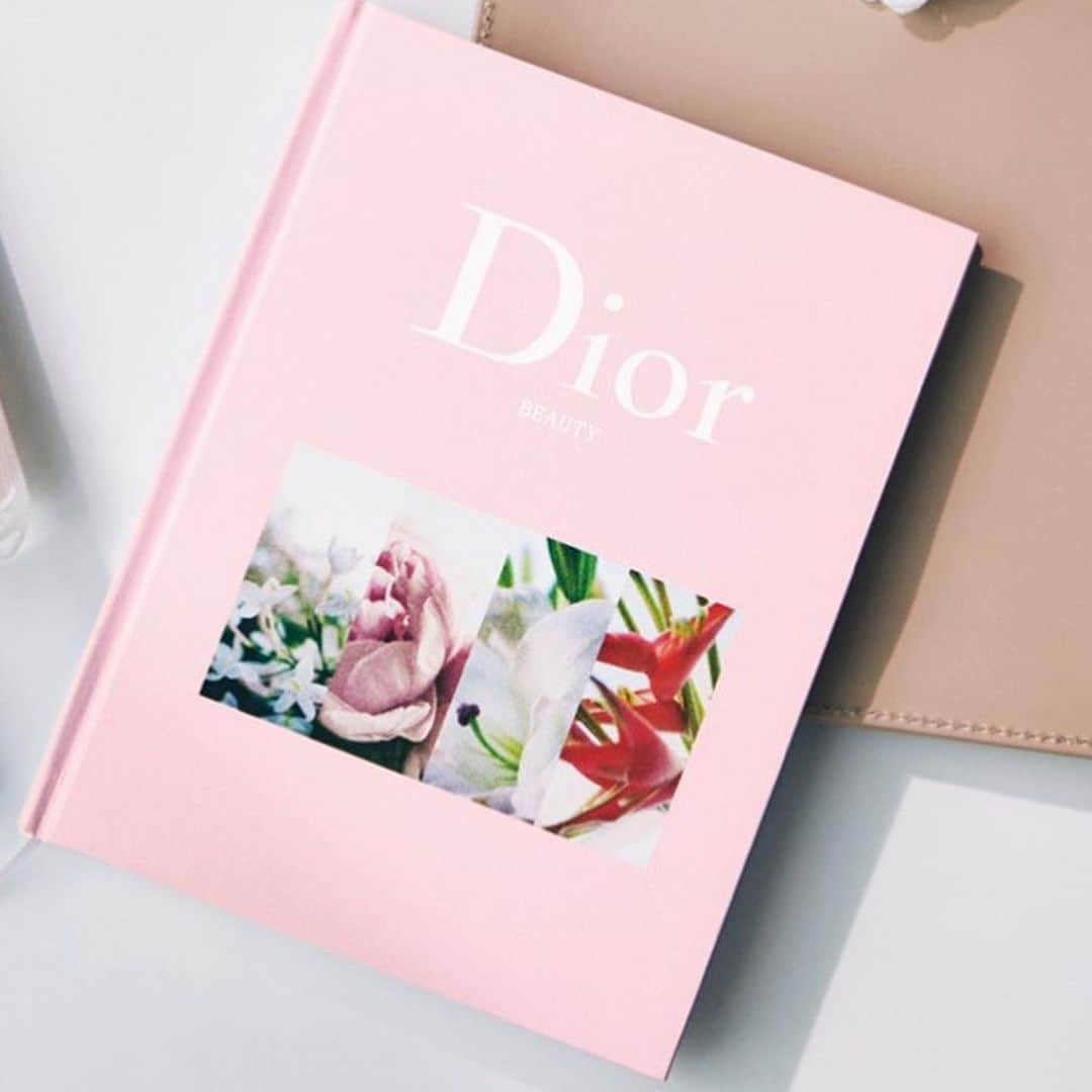 Oggi編集部さんのインスタグラム写真 - (Oggi編集部Instagram)「Oggi9月号の付録は、Diorのノート！✨ 7月28日発売のOggiには、Dior BEAUTYとコラボした“世界にここだけの一冊”が付録に❣️ • 女性らしい柔らかなピンク色のカバーに、Diorのロゴが入ったスペシャルな逸品。 マットな質感のハードカバーは、手にしっくり馴染んで、いつもそばに置いておきたくなること、間違いなしです😘 • 中味は、ディオール スキンケアや、「カプチュール トータル セル ENGY」の美容液の魅力がわかる読本12ページと、自由に書き込めるノートがたっぷり100ページ😆　 • サイズは、縦18.5×横14.3×厚さ1cm（編集部計測）と、バッグにも入りやすい大きさです。 • ぜひ、7月28日の発売日をお楽しみに！ • #oggi #雑誌oggi #オッジ #付録 #雑誌付録 #ノート #ノートブック #dior #diorskincare #diorbeauty #diorcapturetotale  #ディオール #ディオールビューティ #ディオールスキンケア #カプチュールトータル #カプチュールトータルセルengy」7月20日 15時42分 - oggi_mag