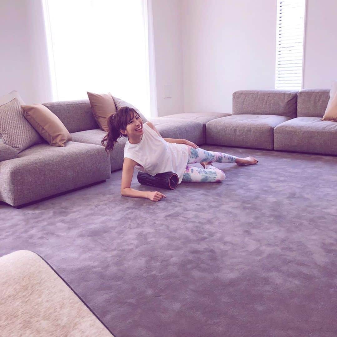 のインスタグラム：「✤ ･ 発売中の @be_story_official  美STオフショット♡ ･ ･ ･ ハウススタジオだったけど 新築で とっても素敵な空間でした♡ ･ ･ 身体ほぐし  撮影きっかけで 私もマイペースで やってます ･ 5枚目のぎこちなさ🤣😂ww ･ ･ ･ #美st #身体ほぐし」