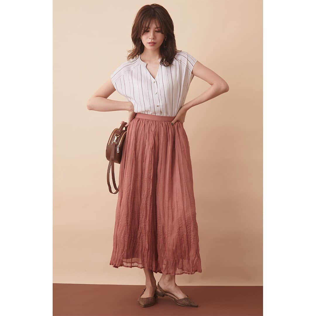 のインスタグラム：「**Web Topix** . 『華やかなで上品　Fabulous Angelaの高見えコレクション』をピックアップ。 トップページのURLよりご覧いただけます。 是非チェックしてください。 . ✔︎ブラウス（411030032000）¥6,900＋tax ✔︎スカーチョ（410530012000）¥7,900＋tax ------------------------------------------------- #fabulousangela #ファビュラスアンジェラ#夏コーデ」