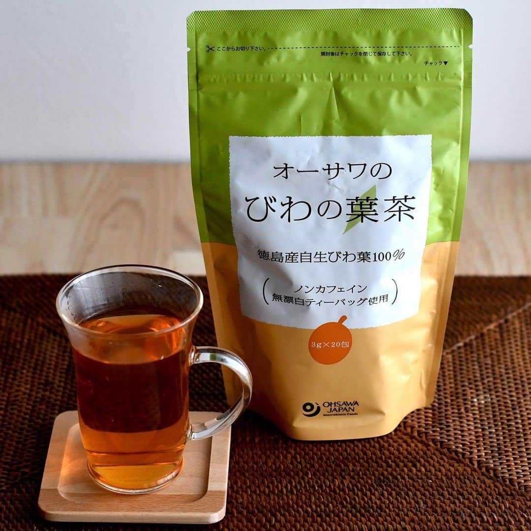 BIO-RAL靭店さんのインスタグラム写真 - (BIO-RAL靭店Instagram)「・ 「オーサワのびわの葉茶　3g×20包」  知る人ぞ知る万能なお茶です♫  昔から夏の暑さをしのぎ疲れた体をいたわる効果があると言われ、親しまれているびわの葉茶。  この「オーサワのびわの葉茶」は徳島県の山間部で自生したびわの葉を使っていて香りが高くほのかな甘みが特徴♫  飲料の他、お風呂に入れたり化粧水代わりにととっても汎用性の高いお茶です。  #ビオラル #bioral #bio-ral #ビオラル靭店 #スーパーライフ #ライフコーポレーション #阿波座 #靭公園 #ライフ #ナチュラルスーパーマーケット #ナチュラルマーケット #びわの葉 #枇杷の葉茶 #健康茶 #オーサワのびわの葉茶 #万能茶 #Loquatleaftea」7月20日 15時46分 - bioral_west