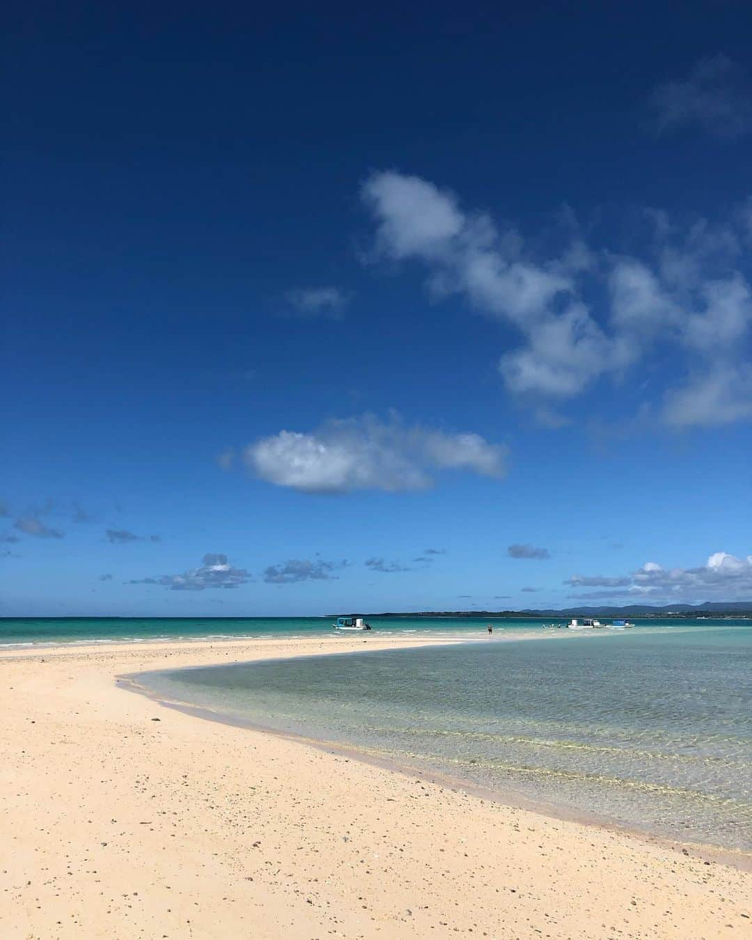 鈴木あやさんのインスタグラム写真 - (鈴木あやInstagram)「相変わらず美しい海の上にポツンと浮かぶ #浜島 (別名)幻の島🏝﻿ ﻿ やっぱり綺麗で癒された💙﻿ 気付いたら1時間ぐらいぼーっとしてた😇﻿ ﻿ 石垣島で海遊びしたいなら安心と信頼の @jiyujin_ishigaki が絶対おすすめっ⛵️🧡﻿ ﻿ #ishigakiisland #ishigaki #beach #sea #beautiful #石垣島 #石垣 #八重山諸島 #海 #浜島 #幻の島 #🏝」7月20日 15時48分 - techitechiaya