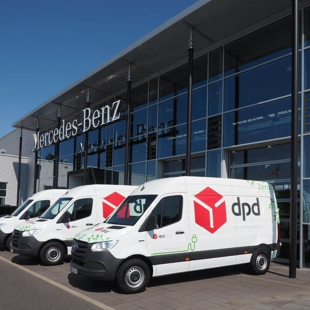 メルセデス・ベンツさんのインスタグラム写真 - (メルセデス・ベンツInstagram)「Locally emission-free delivery in urban traffic: Mercedes-Benz Vans has handed over seven #eSprinter vehicles to logistics provider @dpd.de. The electric vans are perfectly suited for deliveries in city centers thanks to their large cargo space and integrated quick-charging function.  #mercedesbenz #MBVans #eMobility」7月20日 16時00分 - mercedesbenz