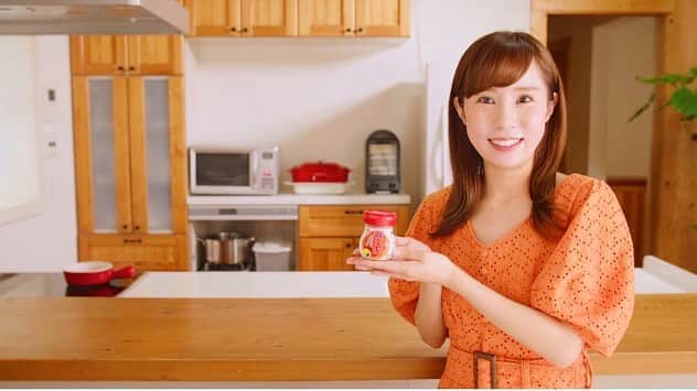 のインスタグラム：「今日暑くない？😨😨😨﻿ 外ロケでバテバテになってたよ。笑﻿ ﻿ 少し前になりますが、 7月のはじめから﻿ 「味の素」さんの﻿ インフォマーシャルに出演させていただき﻿ 北陸放送さんで流れていました。﻿ ﻿ 連絡くださった方、﻿ ありがとうございました🥰﻿ ﻿ 人生で初めて！味の素さん新提案の﻿ 「冷やしみそ汁」を飲みました✨﻿ これがね…😳💛💛💛﻿ すごくおいしいの！！﻿ びっくりしたよ〜🤣✨✨✨﻿ ﻿ カンタンに栄養がとれて﻿ 火も使わずに作れるから嬉しい！﻿ ﻿ ﻿ また秋になったら…あるといいな！﻿ その時は放送前にお伝えいたします🥳﻿ ﻿ 2枚めは扇風機であーーーーーー﻿ っと言ってるシーンを撮る時に﻿ 家のようにくつろいでた瞬間。笑﻿ ﻿ ﻿ みなさま…例年よりコロナによる自粛で﻿ 体が鈍っている人もいるかと思います。﻿ 熱中症にはくれぐれもお気をつけ下さい。😭😭﻿ ﻿ #味の素#インフォマーシャル#アナウンサー#お仕事#楽しい#みそ汁#冷やしみそ汁﻿ #おいしい#イイね#コメント#ありがとうございます」