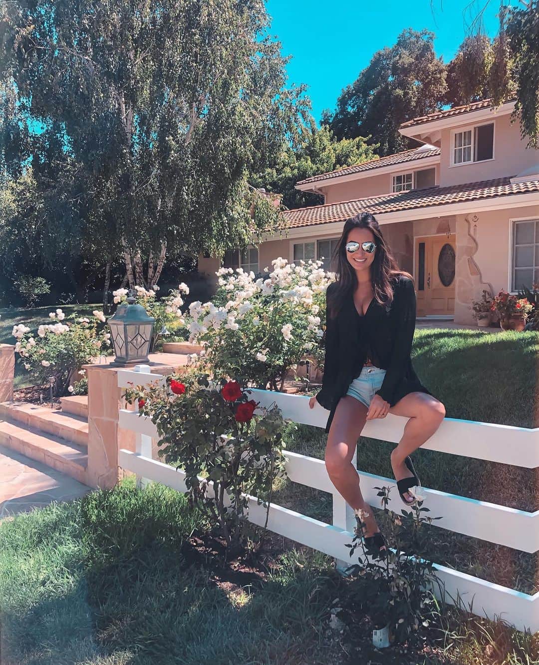 ドナ・フェルドマンのインスタグラム：「These days I’m most grateful for my health and the health of all my loved ones. . grateful for the summer sun shining so bright, and for the gorgeous flowers blooming all around 🙏🏽 Interrupt anxiety with gratitude @revolve」