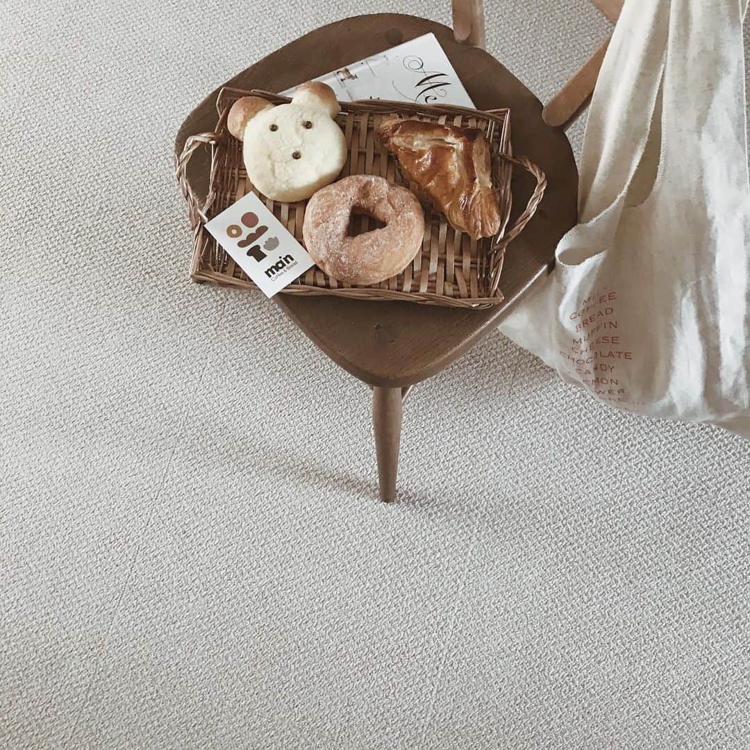 yuiのインスタグラム：「🐻🥖 最近のお買い物のお供は @select_rikota の マルシェバッグ♡ これ持ってピクニックしたいけど、日中は暑すぎて無理だわ。。 いいオトナだけど、動物モチーフのパンはついつい買ってしまう🙈 むすめがもうちょっと大きくなったら喜んでくれるかな？」