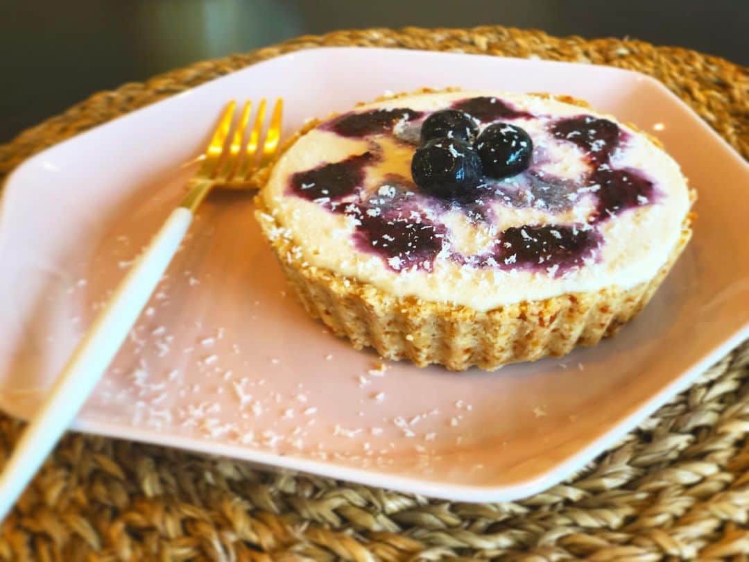 山口リサのインスタグラム：「ロースイーツのブルーベリーチーズケーキ完成🧡簡単なのにうますぎ😍 … 木の実やナッツ、味噌などを使ってるから、スイーツなのに栄養があるし、満足感半端ない🙌  #ロースイーツ #グルテンフリー  #動物性不使用 #プランドベース #身体に優しいおやつ #太りにくいおやつ #腸活 #rawsweets #plantbased  #vegansweets」