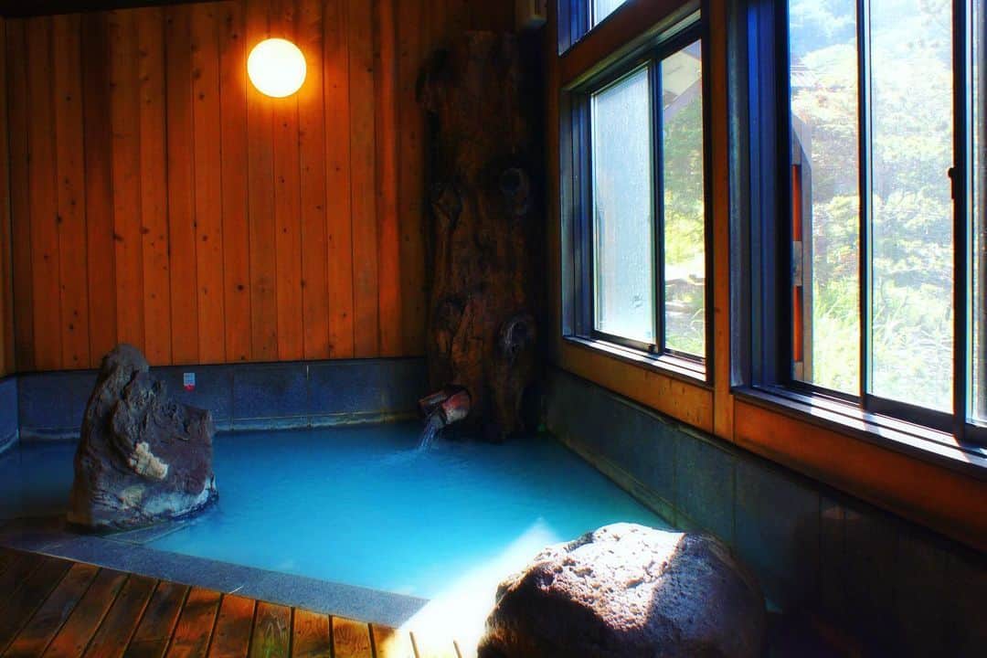 Rediscover Fukushimaさんのインスタグラム写真 - (Rediscover FukushimaInstagram)「✨♨️ Recommended for Onsen lovers ♨️✨ introducing Azumaya in the secluded & scenic Takayu Onsen, Fukushima City.  ☝️This ryokan is know for its amazing baths, which include a private one which can be reserved.  ☝️Takayu Onsen’s hot springs have been rated as the best in Japan to visit in early Spring (when they’re surrounded by snow) but the town’s location at a high altitude on the side of a mountain means that these baths are enjoyable even in summer.  ☝️All hot spring water comes straight for the source, and the green-blue waters are thought to be good for skin conditions, hence why the town’s water is sometimes called “nature’s soap”.  ❗️Takayu’s onsen water is acidic, and of the hydrogen-sulfide type, meaning it can take a while for visitors to get used to the egg smell 🍳」7月20日 16時06分 - rediscoverfukushima