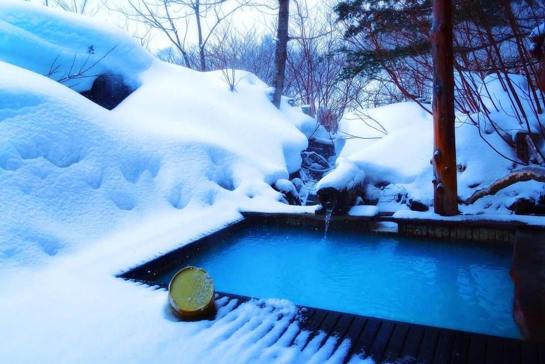 Rediscover Fukushimaさんのインスタグラム写真 - (Rediscover FukushimaInstagram)「✨♨️ Recommended for Onsen lovers ♨️✨ introducing Azumaya in the secluded & scenic Takayu Onsen, Fukushima City.  ☝️This ryokan is know for its amazing baths, which include a private one which can be reserved.  ☝️Takayu Onsen’s hot springs have been rated as the best in Japan to visit in early Spring (when they’re surrounded by snow) but the town’s location at a high altitude on the side of a mountain means that these baths are enjoyable even in summer.  ☝️All hot spring water comes straight for the source, and the green-blue waters are thought to be good for skin conditions, hence why the town’s water is sometimes called “nature’s soap”.  ❗️Takayu’s onsen water is acidic, and of the hydrogen-sulfide type, meaning it can take a while for visitors to get used to the egg smell 🍳」7月20日 16時06分 - rediscoverfukushima