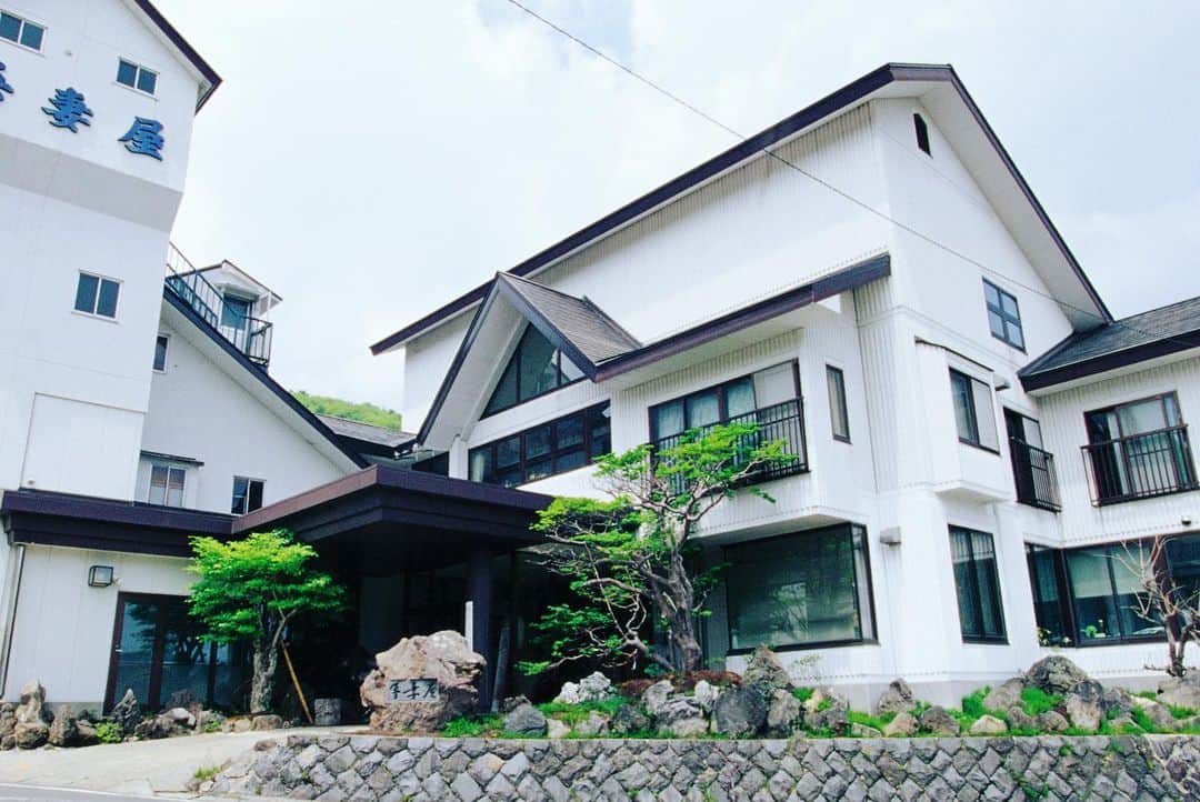 Rediscover Fukushimaさんのインスタグラム写真 - (Rediscover FukushimaInstagram)「✨♨️ Recommended for Onsen lovers ♨️✨ introducing Azumaya in the secluded & scenic Takayu Onsen, Fukushima City.  ☝️This ryokan is know for its amazing baths, which include a private one which can be reserved.  ☝️Takayu Onsen’s hot springs have been rated as the best in Japan to visit in early Spring (when they’re surrounded by snow) but the town’s location at a high altitude on the side of a mountain means that these baths are enjoyable even in summer.  ☝️All hot spring water comes straight for the source, and the green-blue waters are thought to be good for skin conditions, hence why the town’s water is sometimes called “nature’s soap”.  ❗️Takayu’s onsen water is acidic, and of the hydrogen-sulfide type, meaning it can take a while for visitors to get used to the egg smell 🍳」7月20日 16時06分 - rediscoverfukushima