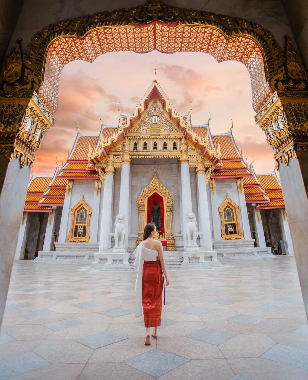 Canon Asiaのインスタグラム：「Good prep and research may just give you the right opportunity to capture a stunning shot.⁣ .⁣ @missdianaxia visited Wat Benchamabophit right before the sun set to capture the sky's mesmerising hues that compliment the warm-toned exteriors of the temple 🧡 The wide-angle lens also allowed her to capture clear shot with no other visitors from the corridor of the temple.⁣ .⁣ 📷 Image by @missdianaxia shot using the Canon EOS 5D Mark III  EF17-40mm f/4L USM  f/4.5  ISO 250  1/640  17mm⁣ .⁣ Want your photos to be featured too? Tag them with #canonasia or submit them on My Canon Story, link in bio!⁣ .⁣ #canonasia #photography #explore #culture #humans #practice #aesthetic #landscape #beliefs #colours #canon #composition #lens #inspiration #thailand」