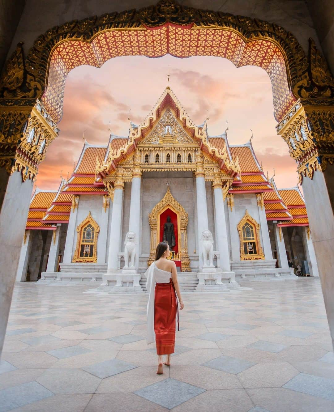 Canon Asiaさんのインスタグラム写真 - (Canon AsiaInstagram)「Good prep and research may just give you the right opportunity to capture a stunning shot.⁣ .⁣ @missdianaxia visited Wat Benchamabophit right before the sun set to capture the sky's mesmerising hues that compliment the warm-toned exteriors of the temple 🧡 The wide-angle lens also allowed her to capture clear shot with no other visitors from the corridor of the temple.⁣ .⁣ 📷 Image by @missdianaxia shot using the Canon EOS 5D Mark III  EF17-40mm f/4L USM  f/4.5  ISO 250  1/640  17mm⁣ .⁣ Want your photos to be featured too? Tag them with #canonasia or submit them on My Canon Story, link in bio!⁣ .⁣ #canonasia #photography #explore #culture #humans #practice #aesthetic #landscape #beliefs #colours #canon #composition #lens #inspiration #thailand」7月20日 16時07分 - canonasia