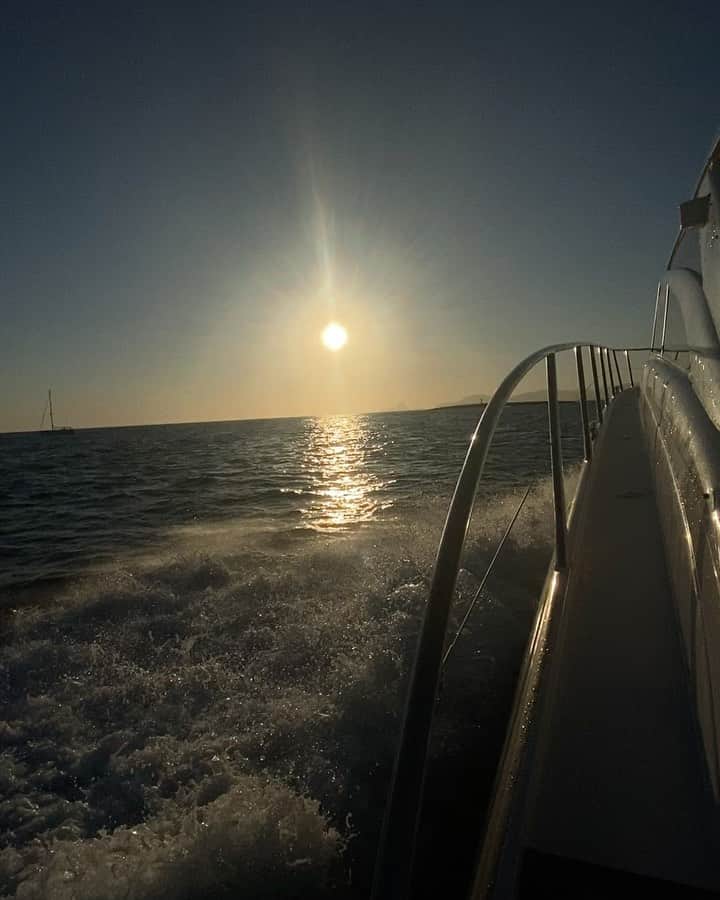 Mathilde Goehlerのインスタグラム：「Chasing sunsets ✨」