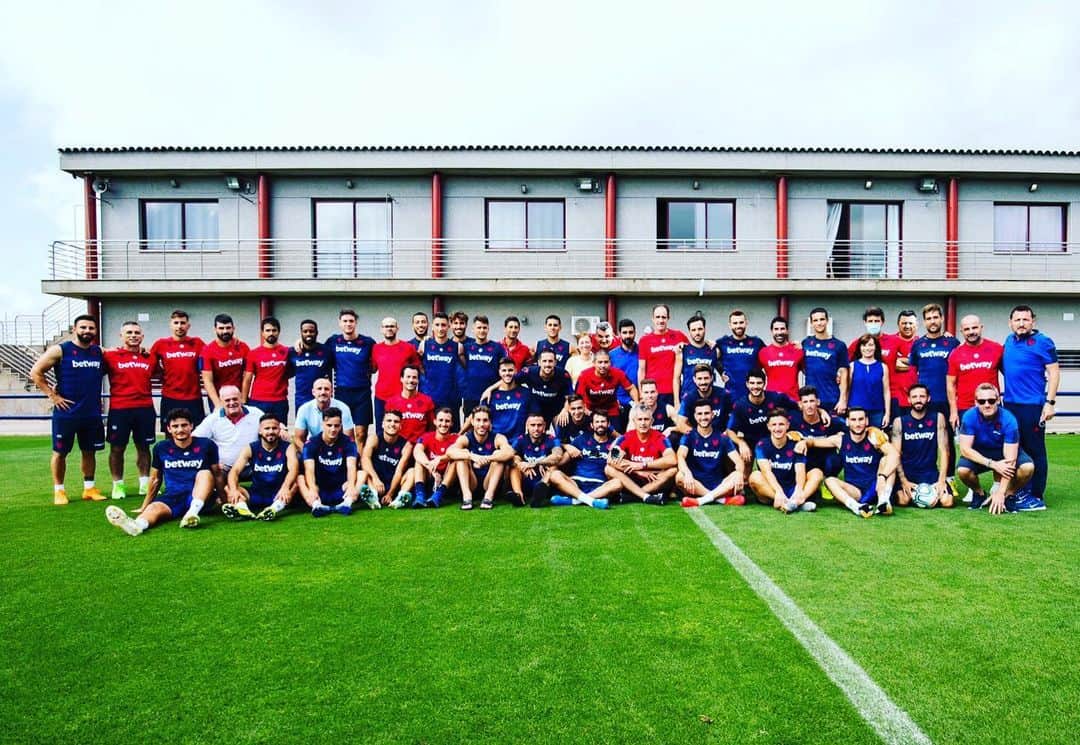 のインスタグラム：「Pues hasta aquí está temporada tan larga. Muchas gracias a todos los que han hecho posible que llegase a su fin estando todos sanos y salvos. Qué gran esfuerzo de todos los que están en esta foto. Pero sobretodo, un recuerdo muy especial a todos aquellos que nunca más volveremos a ver en un campo de fútbol. Siempre lo recordaremos .」