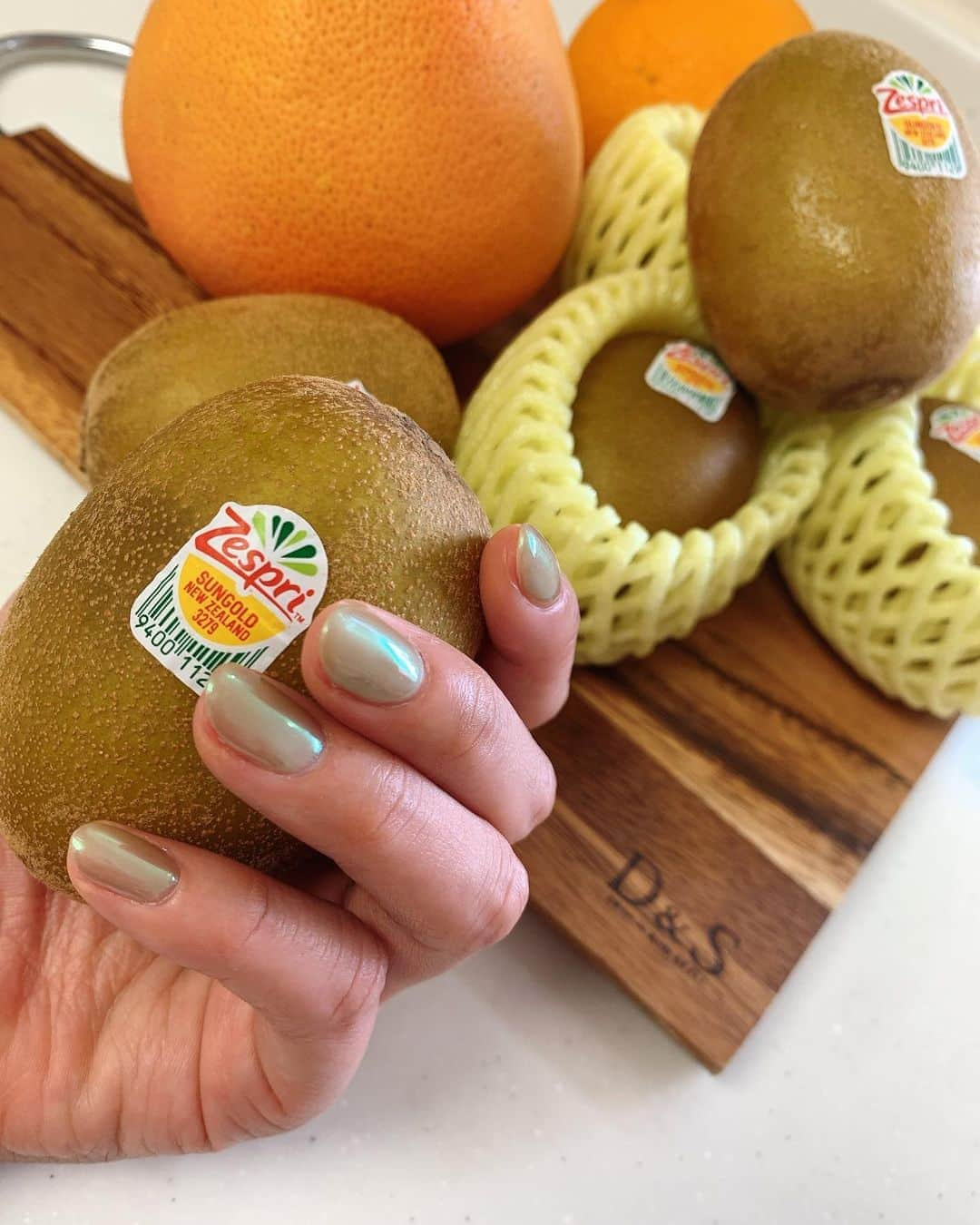 岡副麻希さんのインスタグラム写真 - (岡副麻希Instagram)「🍊﻿ ﻿ 💚🧚🏻‍♂️🌿🍀🍏﻿ ﻿ はじめてのワンカラー💅💚🧡💚﻿ #ピスタチオ﻿カラー ﻿ 美香ちゃんが肌馴染みよく﻿ グレージュ系に調合してくれました💕🥰﻿ @conrat_mika   みかちゃんネイルもフルーツもだいすき😆🧡💚 #お爪事情#ミラーネイル」7月20日 16時33分 - maki_okazoe_official