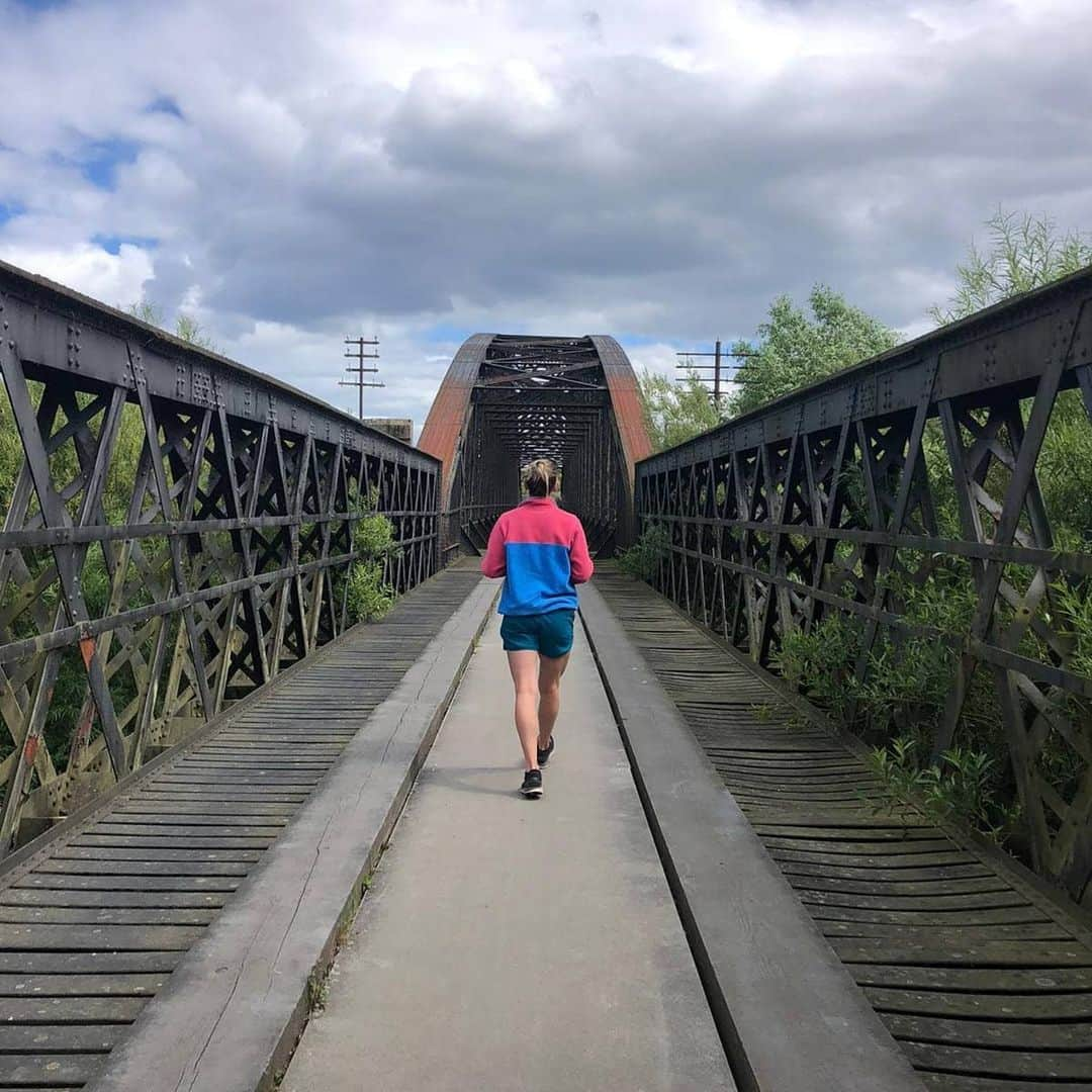 カースティ・ギルモアさんのインスタグラム写真 - (カースティ・ギルモアInstagram)「SCOTLAND ♥️🥰 Beaches, bridges, castles, food, golf, stone-skimming and sunshine. Name a more iconic septet 👀⚡ • • • • • #scotland #lossiemouth #lossie #spey #speyside #holiday #staycation #sunshine #highlands #golf #links #food #chill」7月20日 16時43分 - kirstygilmourr