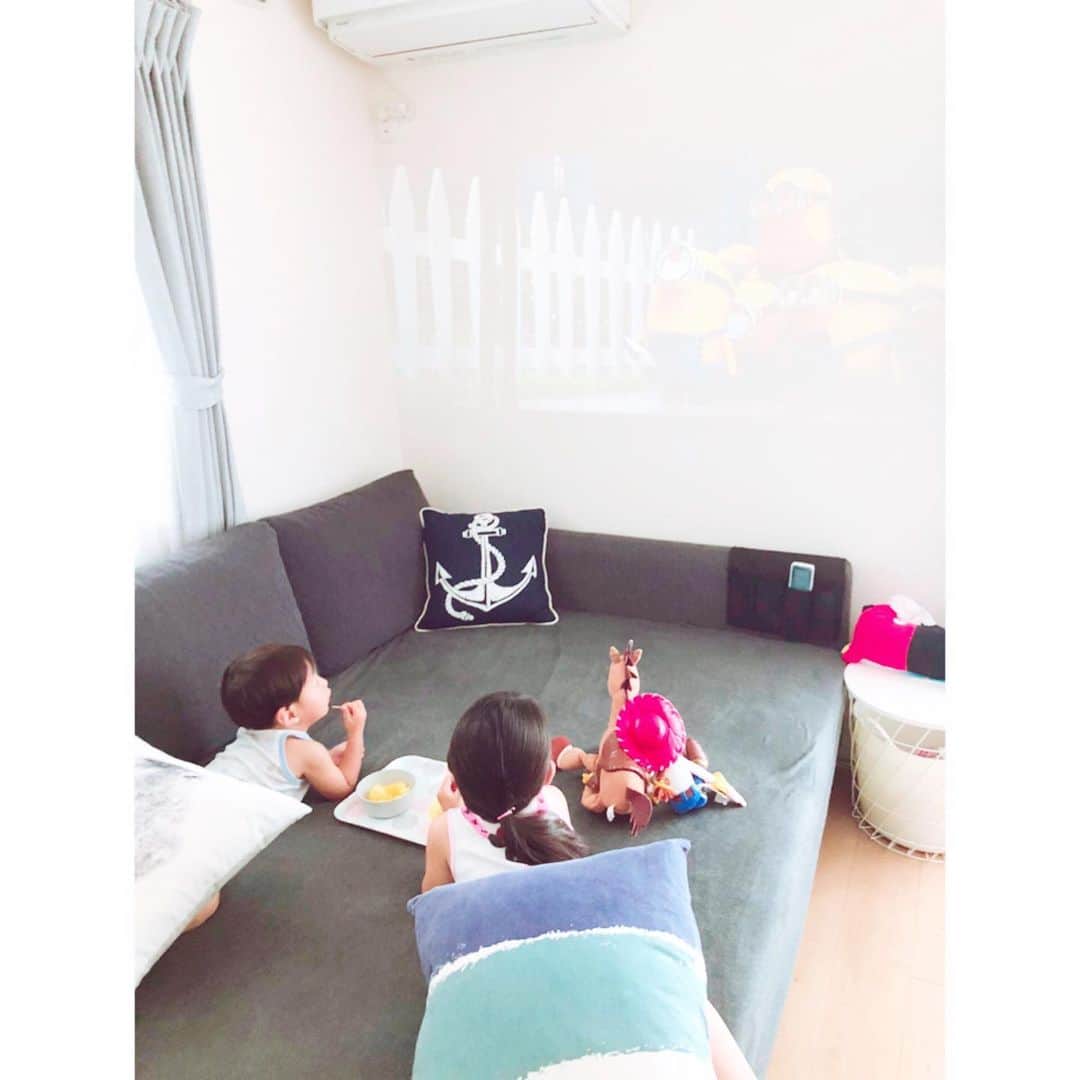 歩日のインスタグラム：「. 幼稚園から帰ってきてお風呂プール👙して それからおやつのみかん🍊とパイナップル🍍を 食べながら、ゆっくり映画Time🎥 . 大きいテレビ欲しいな〜と思ってたんだけど “あ、そうだ！プロジェクター買えばいいじゃん” って思って、その日のうちにポチりましたwww パパに内緒でポチったので届くまでドキドキだったけど みんな喜んでくれて良かった😊 . クロームキャスト繋いで映画もYouTubeも大画面で見放題！ こりゃ最高！！！友達のみんな、ぜひ我が家へ💕 . #おうち時間#stayhome#Amazonprime#プロジェクター#ホームシアター#映画#映画館#クロームキャスト#chromecast#娘#息子」