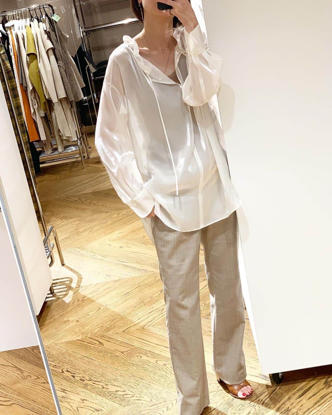 二ノ宮和佳子さんのインスタグラム写真 - (二ノ宮和佳子Instagram)「透け感と光沢感が上品なオーガンジーチュニックブラウス 私はカジュアルにズルっと緩く着ましたが、 フロントの紐をギュッと結ぶと、襟元にフレアがよって、より女性らしくシックに着れます 他にネイビーもありますよ  #aewenmatoph #イウエンマトフ #2020aw #new」7月20日 16時41分 - wakako.ninomiya