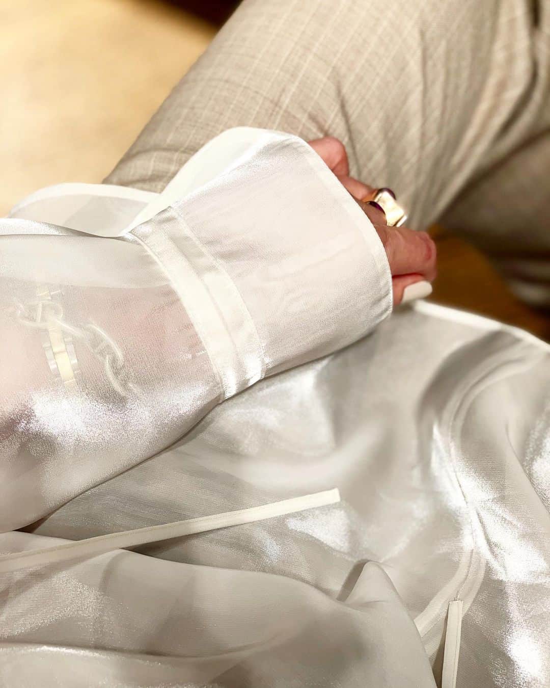 二ノ宮和佳子さんのインスタグラム写真 - (二ノ宮和佳子Instagram)「透け感と光沢感が上品なオーガンジーチュニックブラウス 私は
