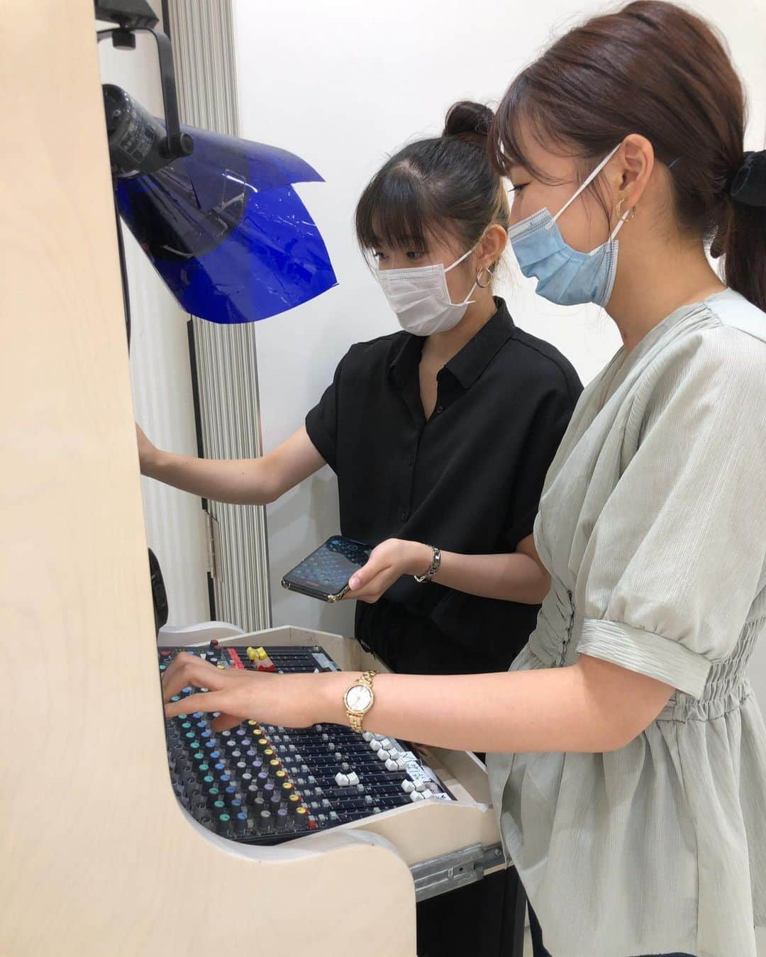 東京観光専門学校さんのインスタグラム写真 - (東京観光専門学校Instagram)「﻿ ブライダル学科2年生の披露宴制作の﻿ 授業を覗いてみました👀💕﻿ ﻿ 音響・会場装花・ドリンクなど﻿ 各セクションごとに学生達が﻿ アイディアを出し合っていました💡﻿ ﻿ ドリンクの試作は🍸﻿ 見た目も味も大成功だったようです🤤﻿ ﻿ 大勢のスタッフが全力で最高の1日をつくりあげる✨﻿ ブライダルのお仕事って本当にステキですよね❤️﻿ ﻿ オンライン説明会でもブライダル学科の事﻿ たくさん知れますので是非ご予約くださいね😆﻿ ﻿ #ブライダル　#結婚式　#ウエディング﻿ #専門学校　#東京観光専門学校 ﻿ #ウエディングプランナー　#フローリスト﻿ #フラワーコーディネート　#ドレス﻿ #ドレススタイリスト　#音響照明﻿ #レストランサービス　#ブライダルヘアメイク﻿ #ブライダルビューティー ﻿ #AO入学　#AO入試　#オープンキャンパス﻿ #オーキャン　#オンライン説明会」7月20日 16時47分 - tokan_1967