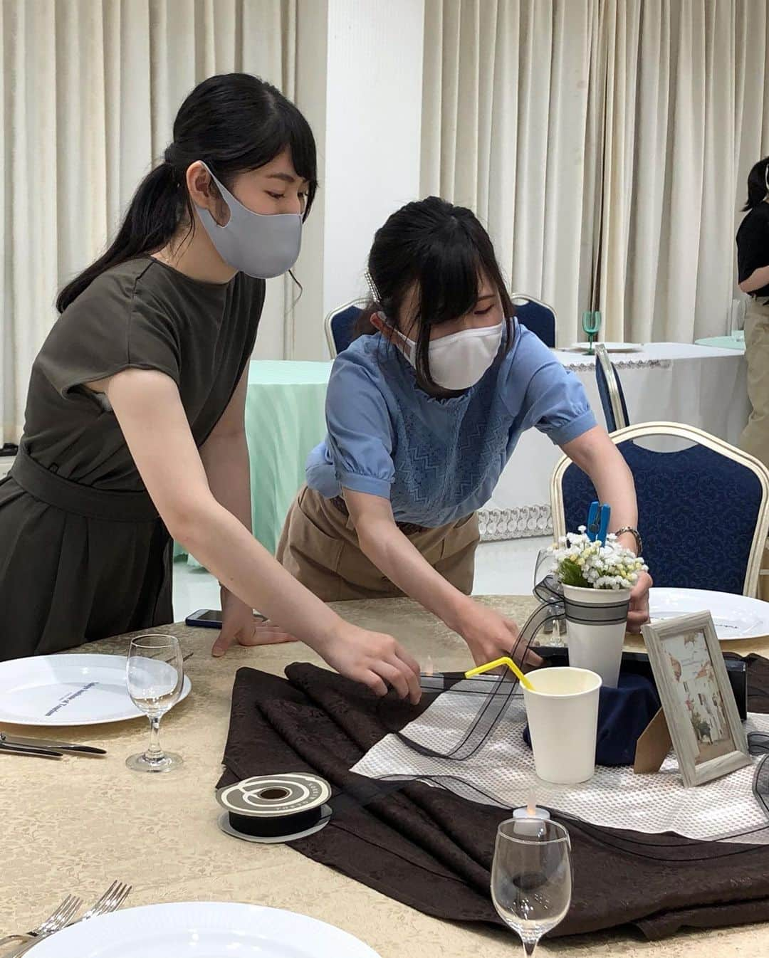 東京観光専門学校さんのインスタグラム写真 - (東京観光専門学校Instagram)「﻿ ブライダル学科2年生の披露宴制作の﻿ 授業を覗いてみました👀💕﻿ ﻿ 音響・会場装花・ドリンクなど﻿ 各セクションごとに学生達が﻿ アイディアを出し合っていました💡﻿ ﻿ ドリンクの試作は🍸﻿ 見た目も味も大成功だったようです🤤﻿ ﻿ 大勢のスタッフが全力で最高の1日をつくりあげる✨﻿ ブライダルのお仕事って本当にステキですよね❤️﻿ ﻿ オンライン説明会でもブライダル学科の事﻿ たくさん知れますので是非ご予約くださいね😆﻿ ﻿ #ブライダル　#結婚式　#ウエディング﻿ #専門学校　#東京観光専門学校 ﻿ #ウエディングプランナー　#フローリスト﻿ #フラワーコーディネート　#ドレス﻿ #ドレススタイリスト　#音響照明﻿ #レストランサービス　#ブライダルヘアメイク﻿ #ブライダルビューティー ﻿ #AO入学　#AO入試　#オープンキャンパス﻿ #オーキャン　#オンライン説明会」7月20日 16時47分 - tokan_1967