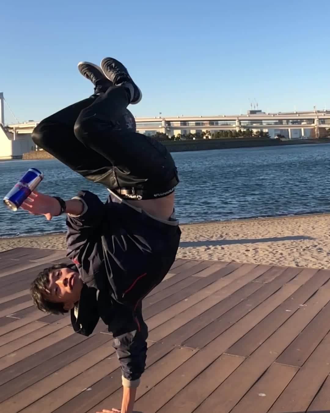 レッドブルのインスタグラム：「CATCH 🙌  @tokura_freestyle shows us *all* how it's done as Stage 1 of Red Bull Street Style comes to a CLOSE ➡️ which means Stage 2 is ON 🕺 find out who qualified by following along ~link in bio~ #redbull #givesyouwings #redbullstreetstyle」