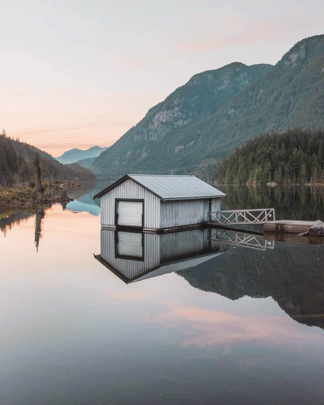 PAUL HEWITTさんのインスタグラム写真 - (PAUL HEWITTInstagram)「Buntzen Lake is a 4.8 kilometres long lake in Canada, in the Greater Vancouver area. It's one of the most peaceful, serene and clearest lakes in British Columbia. ✨⚓️ (photo @mblockk) #getAnchored #paulhewitt」7月20日 17時01分 - paul_hewitt