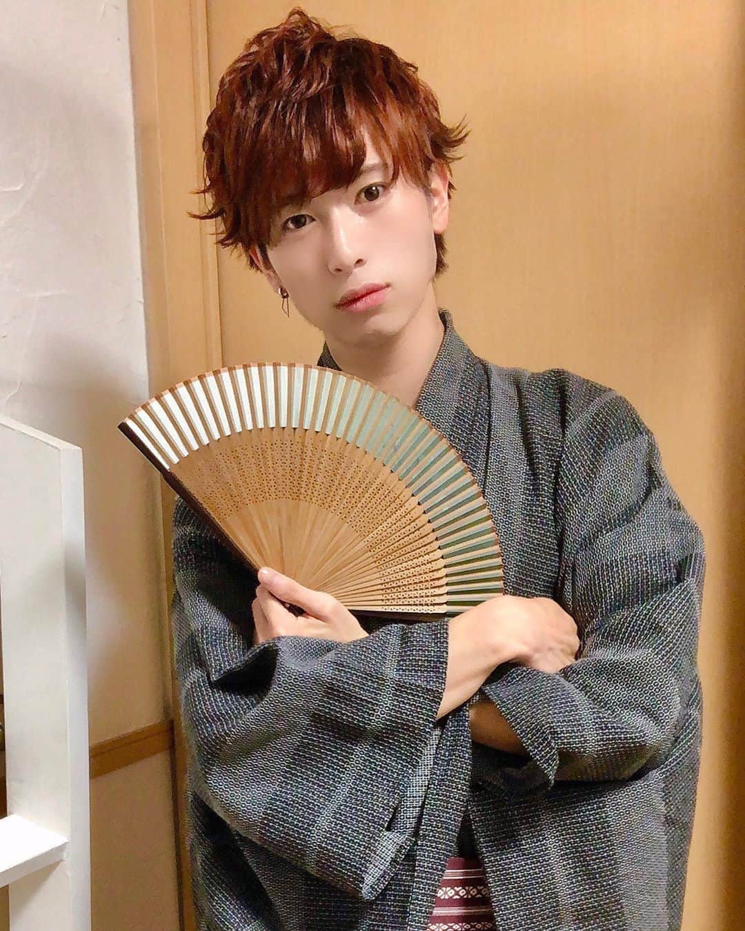 岡田鷹斗のインスタグラム：「YUKATA no OKADA ・ ・ ・ 今年は外で着る機会なくて室内浴衣 花火🎆とかお祭り🍧 行きたいな🏮  今の願いは「梅雨を早く終えてくれ。」 です。  #浴衣男子　#イケメン　#ネバギブ #イケオブイケ　#4kg太りました」