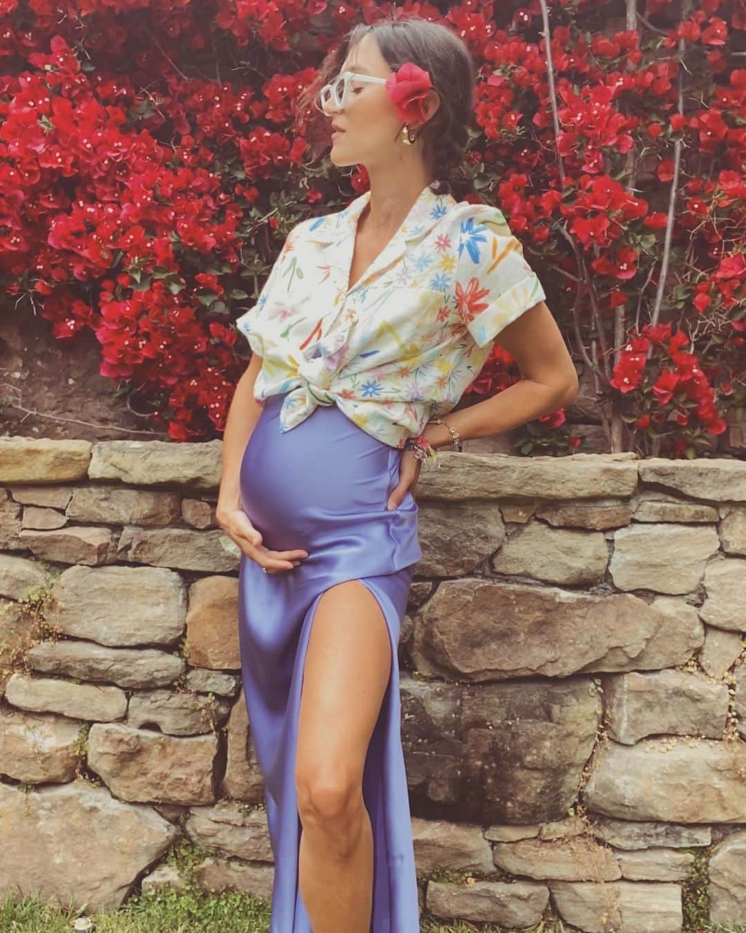 ダニジョーのインスタグラム：「Quarantine is bumpin’ 💜 @danielleasnyder in the #bump friendly violette tie-strap slip and Winona hoops. Shop the NEW Arrivals #dannijogirls」
