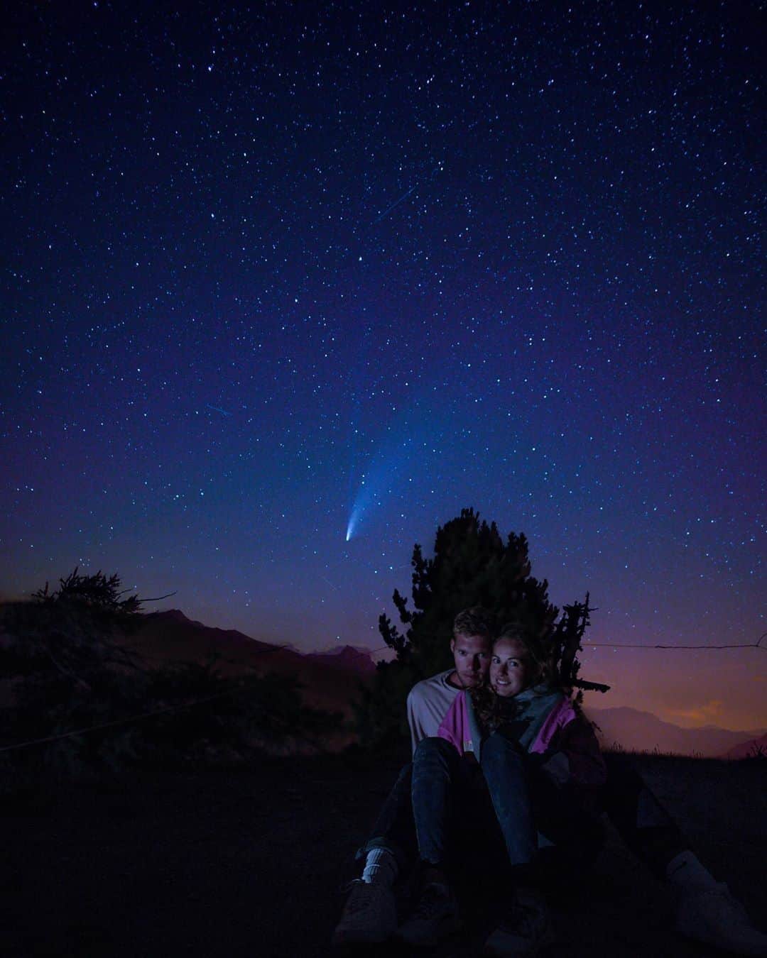 ケビン・マイヤーのインスタグラム：「Petite semaine qui commence dans les Alpes... 😌 Photo réalisée sur les crêtes de Martina à @risoulfob avec #neowisecomet derrière 💫」