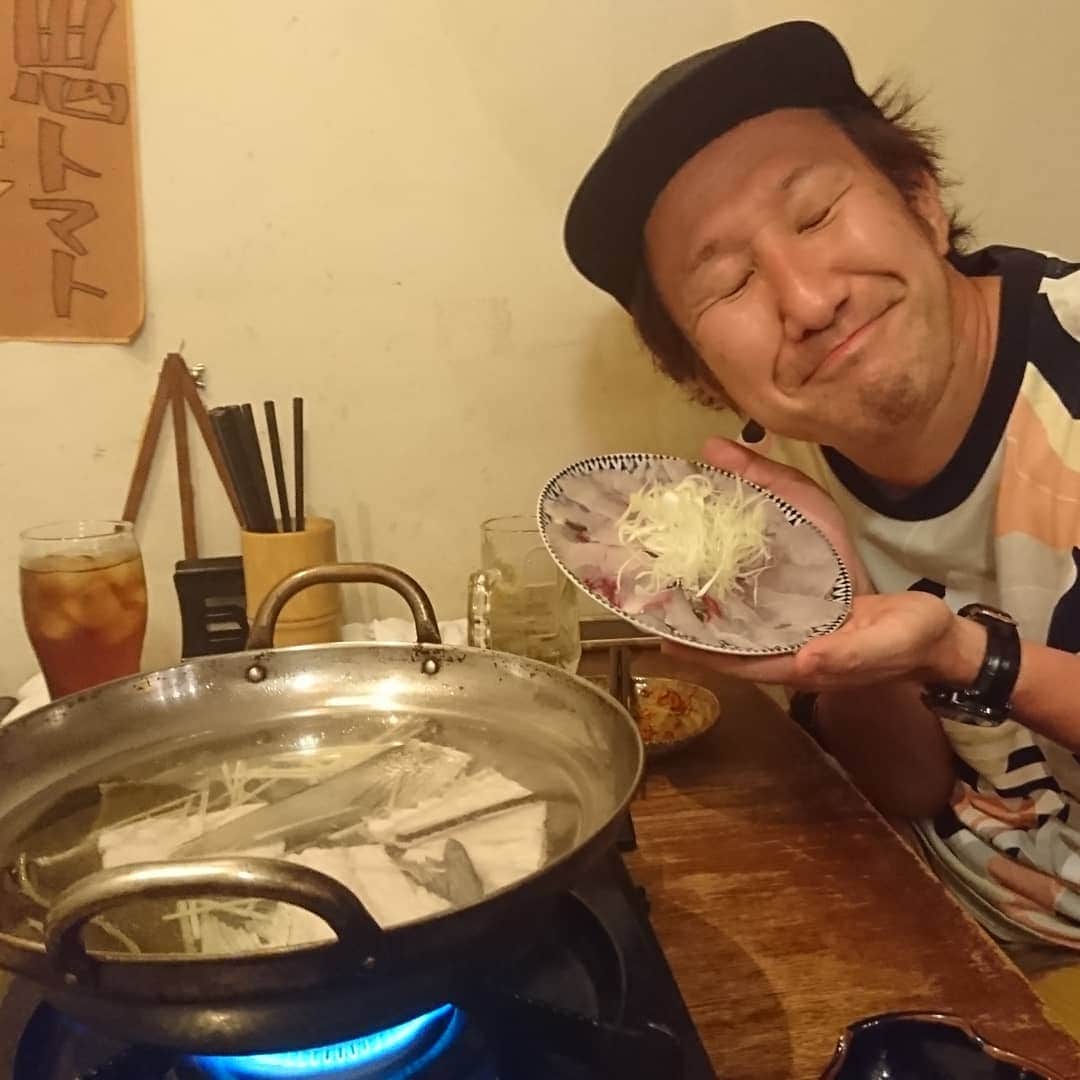 松本康太さんのインスタグラム写真 - (松本康太Instagram)「今日は久しぶりに釣りをしました(*^^*) 今日もフグちゃんしか釣れなかったです💦 ジョイマンの池谷くんは大きなボラが釣れました♪  下処理をして池谷くんの知り合いのお店に持っていったら、ボラのなめろうとボラしゃぶしゃぶに料理してくれました♪さすがプロ、ボラの臭みが無くなっていて美味しかったのです！  #釣り #フグ #レギュラー松本 #ボラ #ボラのなめろう #ボラしゃぶしゃぶ #あるある探検隊」7月21日 2時21分 - aruarutankentai.matsumoto