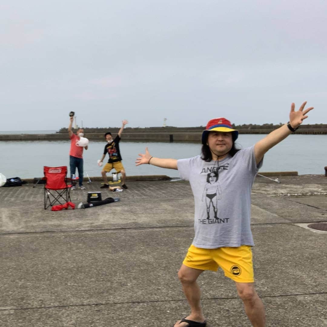 松本康太さんのインスタグラム写真 - (松本康太Instagram)「今日は久しぶりに釣りをしました(*^^*) 今日もフグちゃんしか釣れなかったです💦 ジョイマンの池谷くんは大きなボラが釣れました♪  下処理をして池谷くんの知り合いのお店に持っていったら、ボラのなめろうとボラしゃぶしゃぶに料理してくれました♪さすがプロ、ボラの臭みが無くなっていて美味しかったのです！  #釣り #フグ #レギュラー松本 #ボラ #ボラのなめろう #ボラしゃぶしゃぶ #あるある探検隊」7月21日 2時21分 - aruarutankentai.matsumoto