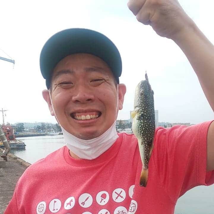 のインスタグラム：「今日は久しぶりに釣りをしました(*^^*) 今日もフグちゃんしか釣れなかったです💦 ジョイマンの池谷くんは大きなボラが釣れました♪  下処理をして池谷くんの知り合いのお店に持っていったら、ボラのなめろうとボラしゃぶしゃぶに料理してくれました♪さすがプロ、ボラの臭みが無くなっていて美味しかったのです！  #釣り #フグ #レギュラー松本 #ボラ #ボラのなめろう #ボラしゃぶしゃぶ #あるある探検隊」