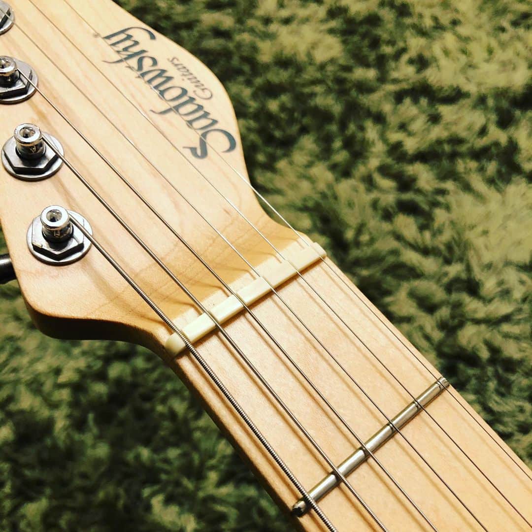 上杉洋史のインスタグラム：「I got my 1st guitar got re-fretted. Due to my poor playing, the frets had been badly wearing down. Thanks to the chief luthier, my guitar was reborn beautifully. #sadowsky #sadowskyguitars #frets #refrets」