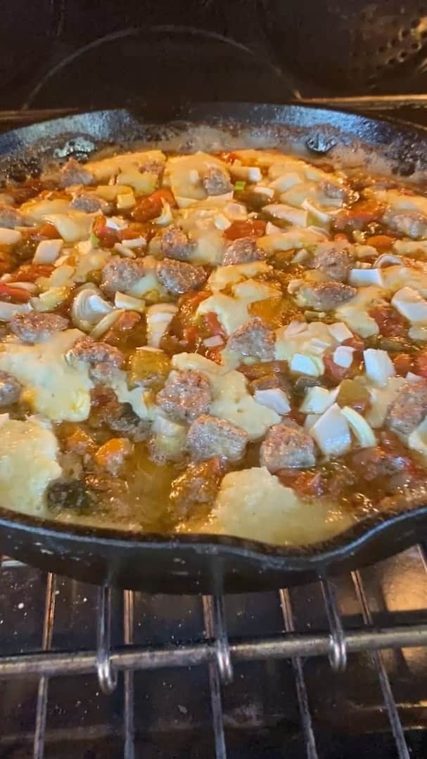 ケリスのインスタグラム：「Happy Monday! Here’s a fun, hearty veggie buckle recipe to get you through the week. Recipe also available in my cookbook ‘My Life On a Plate’! #CookedwithKelis So easy 1 cup flour , 1 cup milk , 1 tsp baking powder , little salt . And 1 stick butter melted in the pan you are gonna bake in . That’s the batter recipe . So easy ! You can do anything with this . You can add 1 cup sugar and make a sweet buckle with fruit or coconut and chocolate. It’s endless joy !」