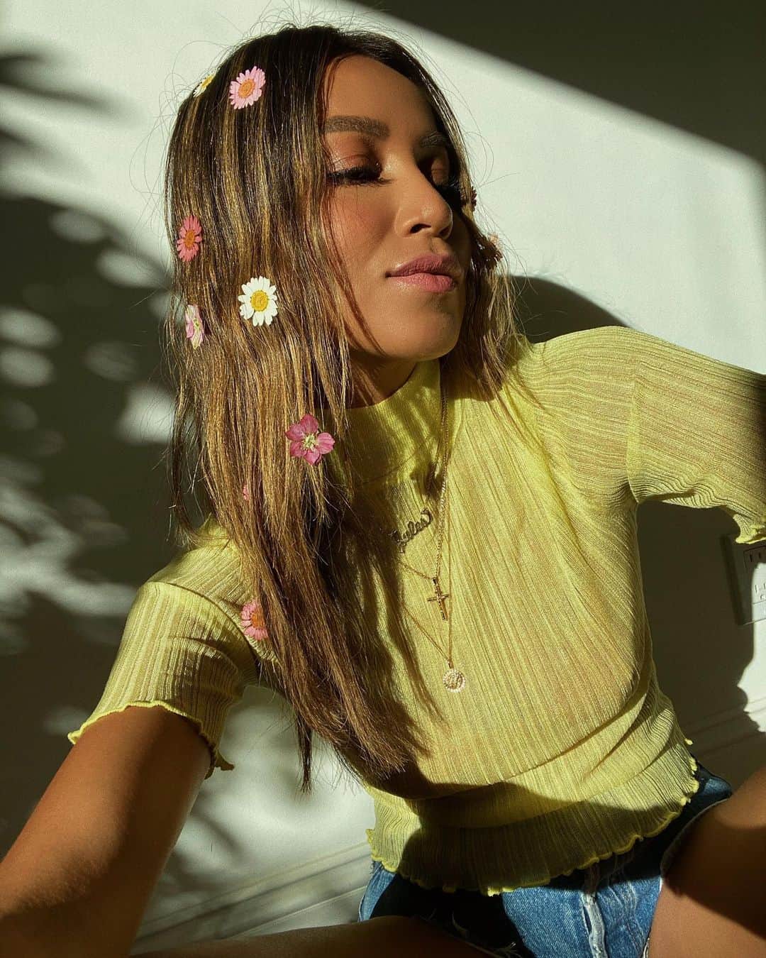 ジュリー・サリニャーナのインスタグラム：「SUMMER HAIR 🌼🌸🌺• top @revolve #revolvesummer」