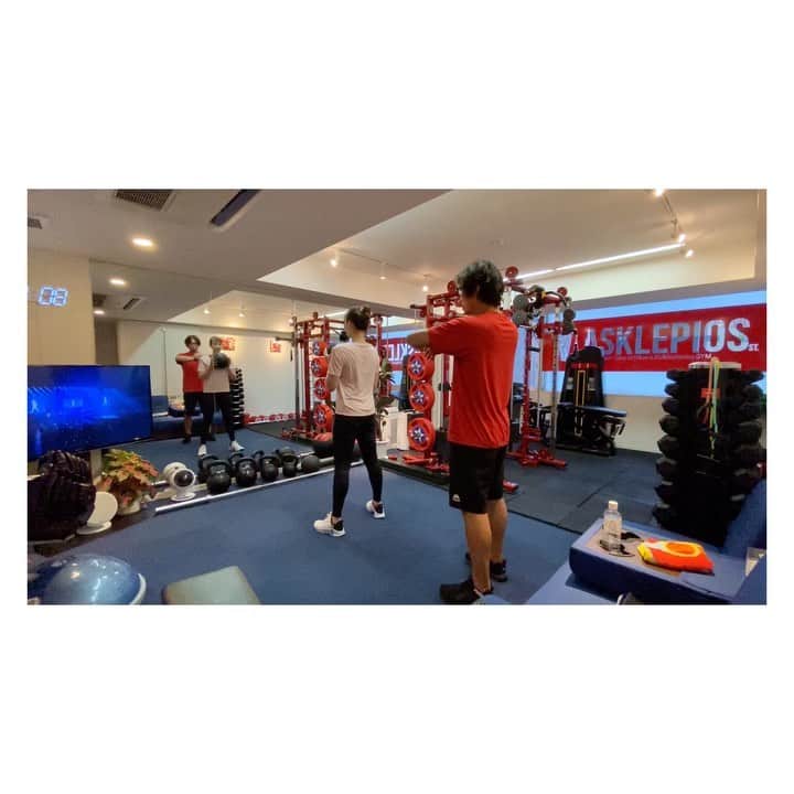 中村果生莉のインスタグラム：「😀 . . 1番大きなお尻の筋肉、大臀筋のトレーニング😊  らしいですが、しっかり深く沈み込めばモモにも効いたよ😂笑  重りボールは少し増えて5キロ！！  見た目よりも楽ではないです🤭  @asklepios_studio  . . #パーソナルトレーニング #パーソナル #ジム #gym #肉体改造 #ダイエット #diet #training #お尻 #尻トレ #大臀筋トレーニング  #大腿四頭筋 #大腿四頭筋トレーニング #大腿四頭筋パンパン  #筋肉痛 #筋肉 #muscle #プロテイン #protein」