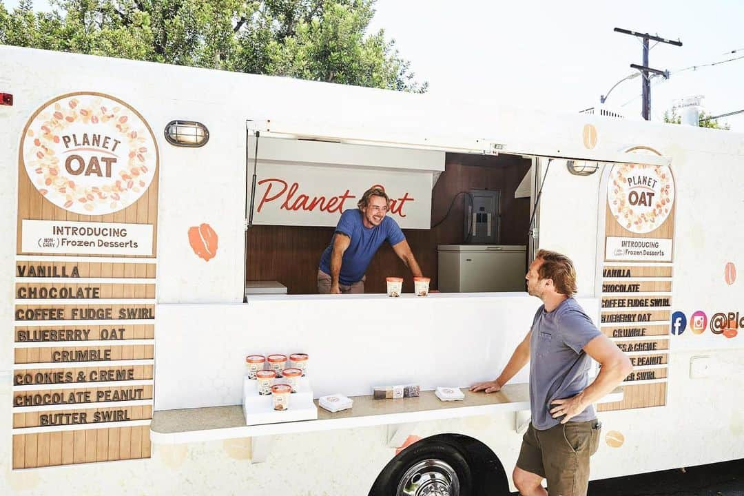 ライアン・ハンセンのインスタグラム：「No better way to recharge than a sundae with @daxshepard. @planetoat hooked us up with non-dairy frozen desserts and, trust me, they do not disappoint. Treat yourself, 🍦 click the link in my bio. #planetoatsummer #planetoatpartner Link in Bio — www.PlanetOatSummer.com#ad」