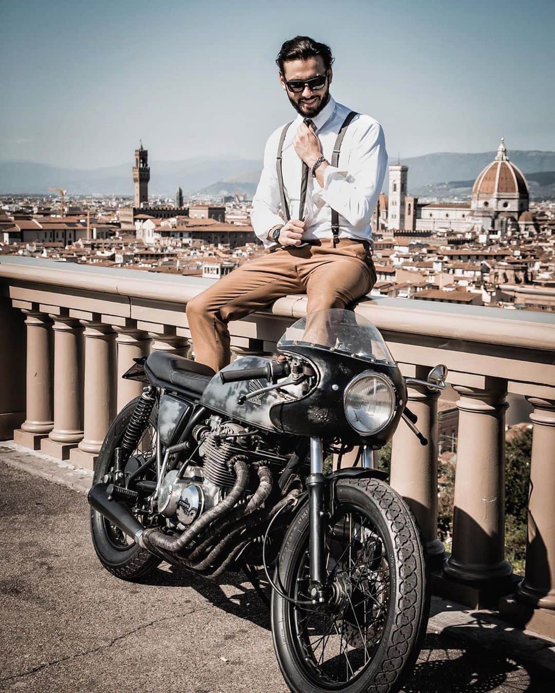 epidemic_motorsさんのインスタグラム写真 - (epidemic_motorsInstagram)「@mat_giova ... I bei tempi...quando potevamo andare dove ci pareva, potevamo fare raduni, potevamo socializzare...insomma, quando eravamo liberi 🦅 - 📸@nikitacasucci #cb400 #caferacer #buildnotbought #vintage #rider #menstyle #classicbike #leatherjacket #suede #oldschool #motorcycle #sunset #freedom #retro #classic #honda #caferacergram #caferacerclub #caferacerporn #gentleman #gentlemanstyle #tuscany #italy #florence #dgr2018 #elegance #elegant」7月21日 2時58分 - epidemic_motors