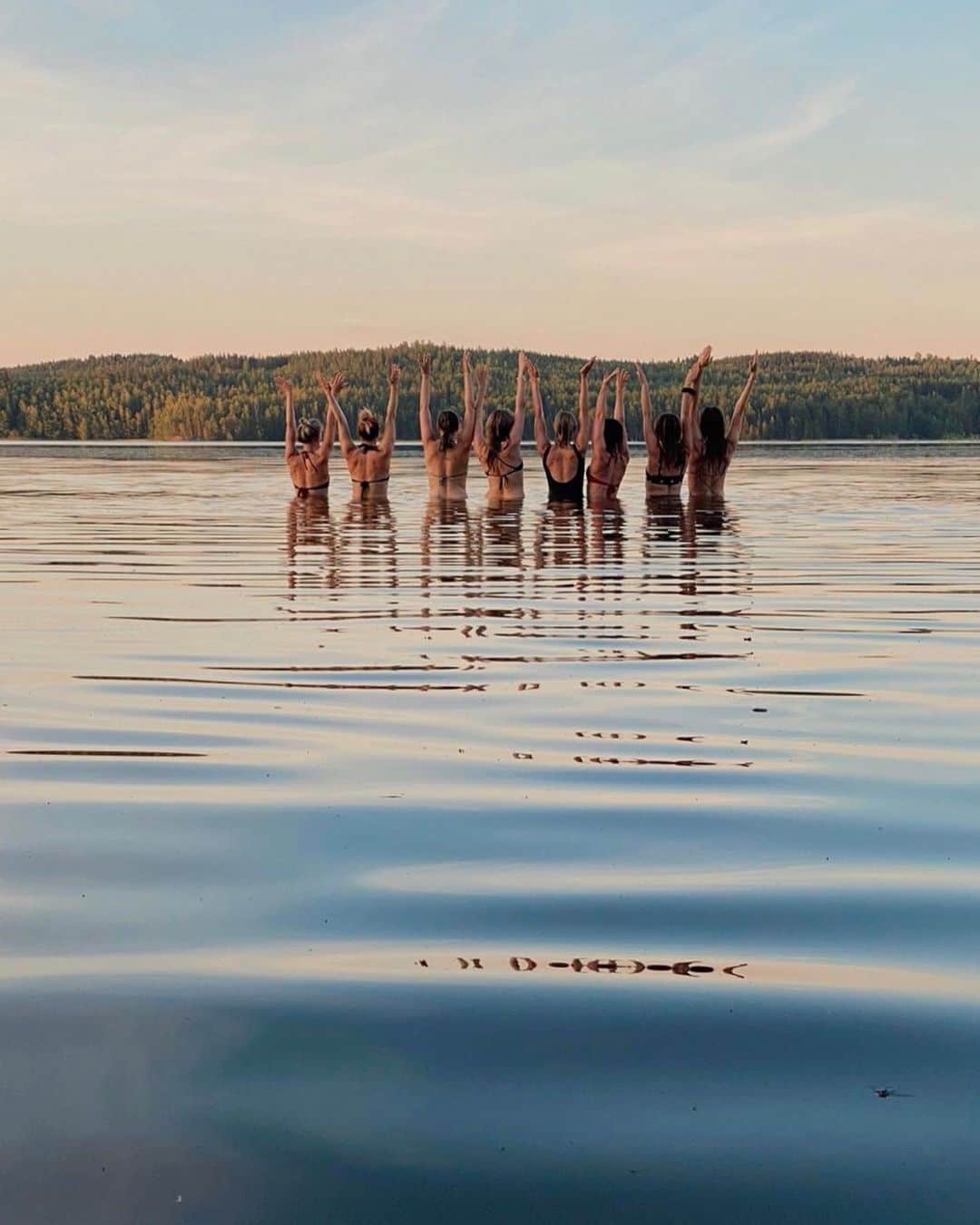 のインスタグラム：「Kauppiksen paras anti? Se että saa kutsua meidän 20hlön ’rakastinpavustajien’ jengiä ystäviksi - edelleen 10v. sitten koulun käytävillä tapaamisen jälkeen, kenties läpi elämän.🧡 . . . #rakastinpavustajat #mökkikesä #ystävät #aaltobiz #sunset #lake #päijänne」